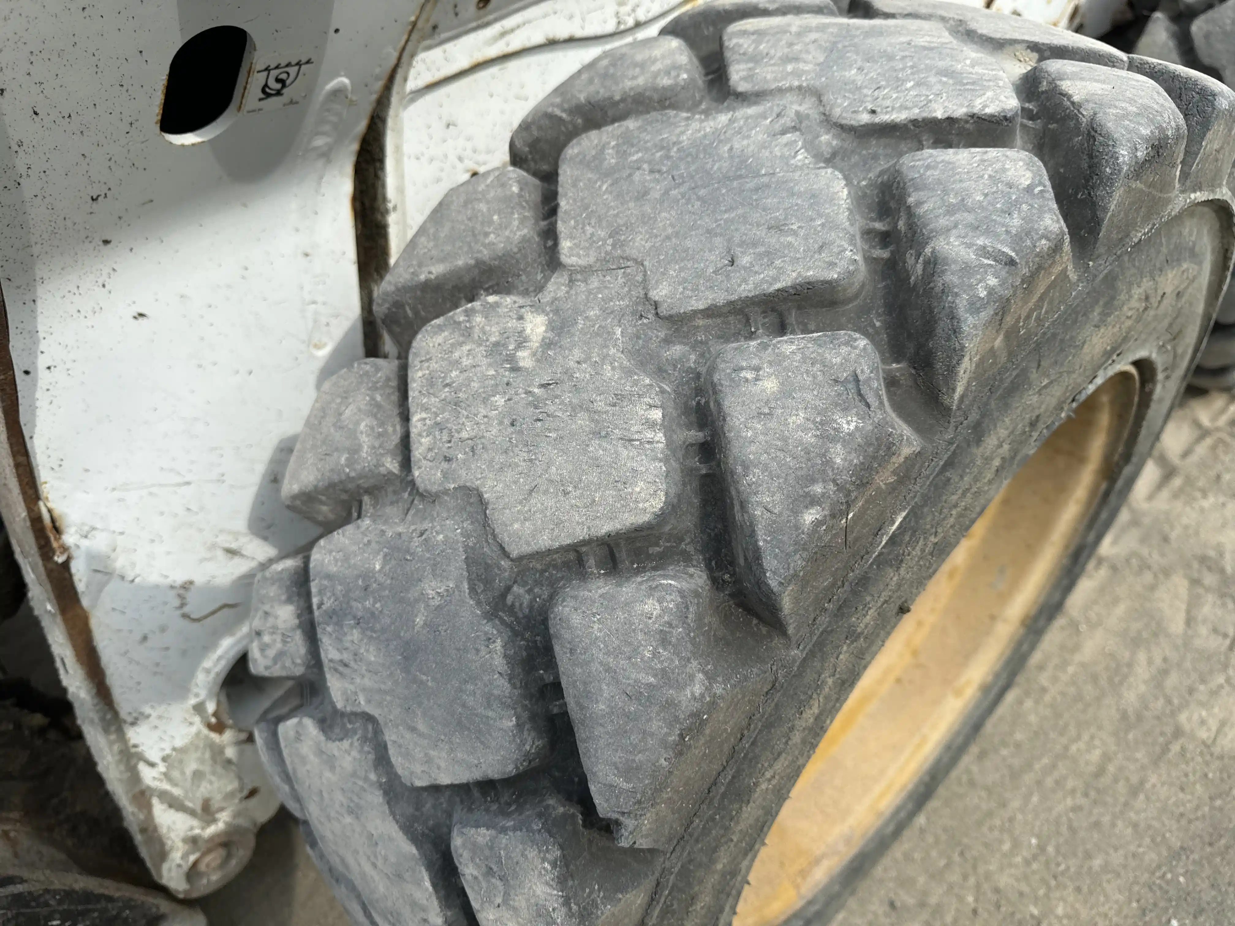 SSL-002-Bobcat-S510-skid-steer-loader-inspection-chassis-left-front-tire-wheel-hub-condition-2