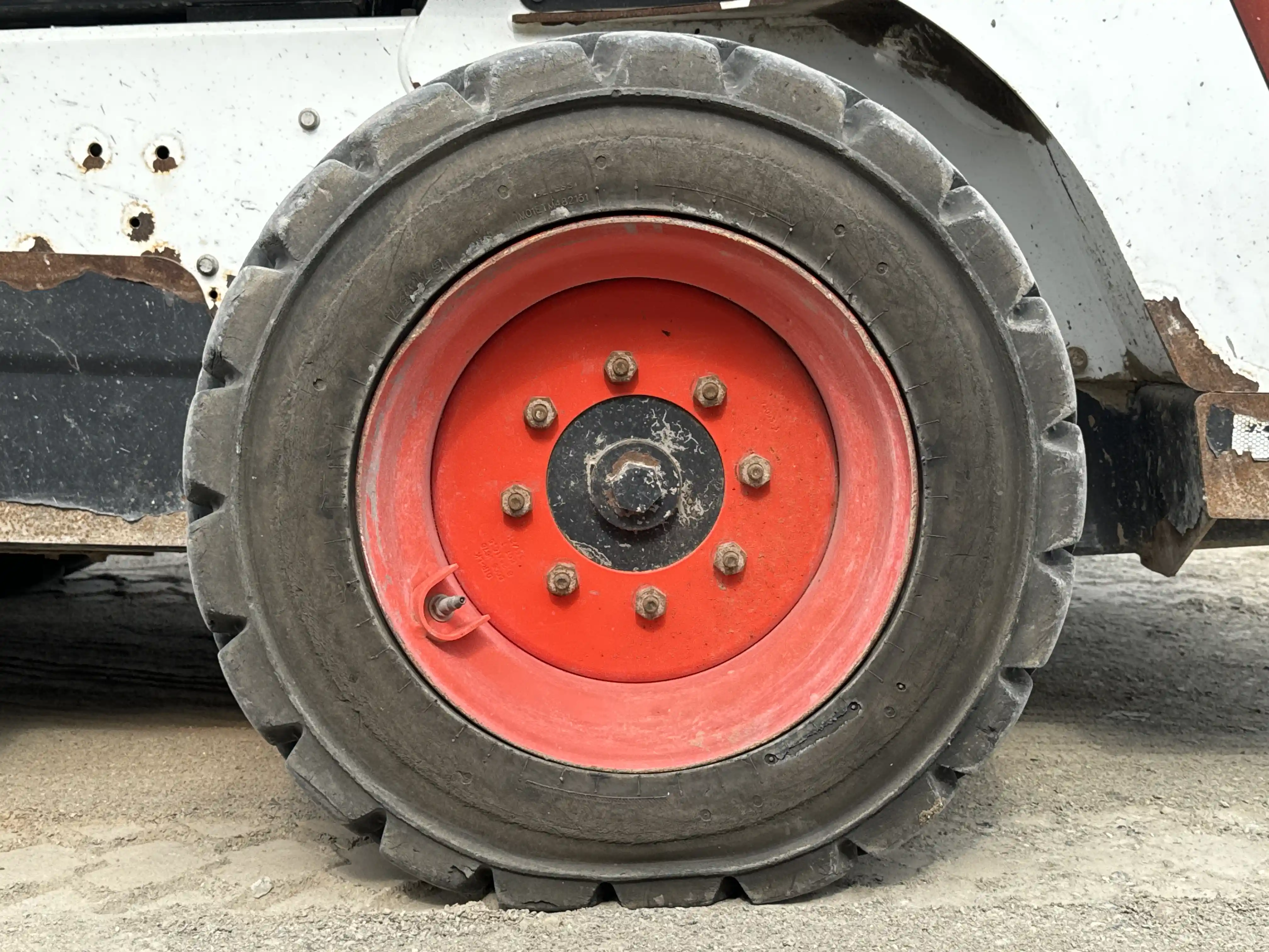 SSL-002-Bobcat-S510-skid-steer-loader-inspection-chassis-left-rear-tire-wheel-hub-condition-2