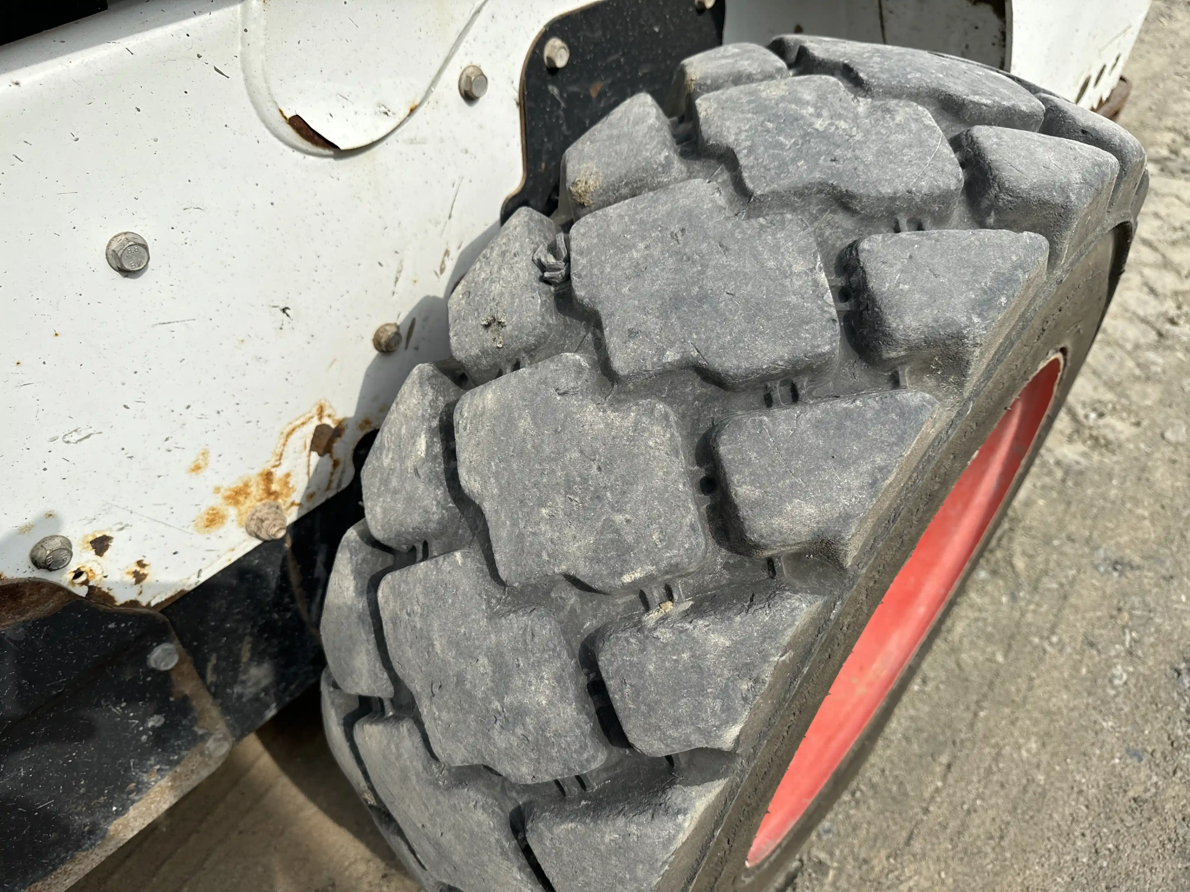 SSL-002-Bobcat-S510-skid-steer-loader-inspection-chassis-left-rear-tire-wheel-hub-condition-3