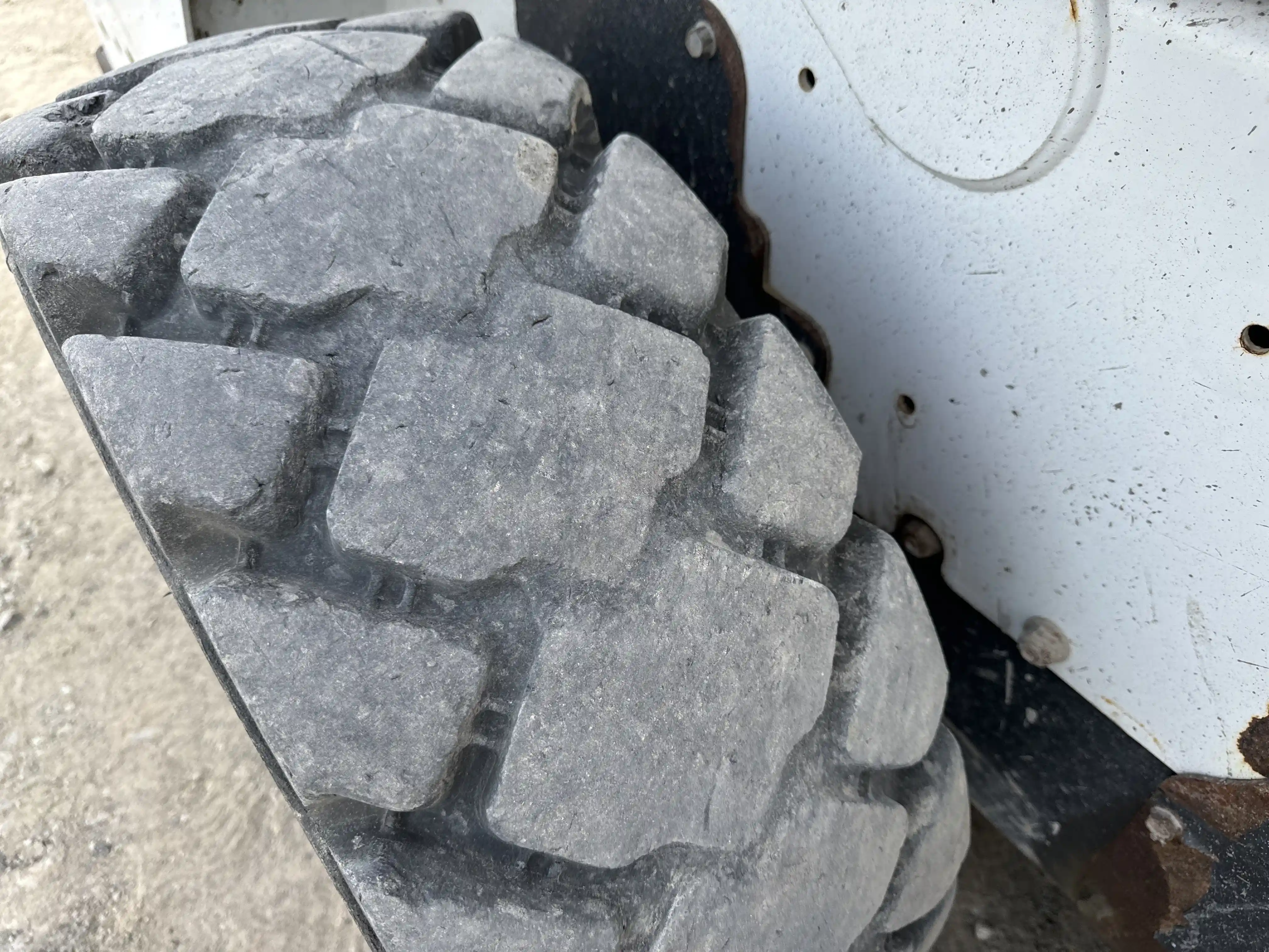 SSL-002-Bobcat-S510-skid-steer-loader-inspection-chassis-right-rear-tire-wheel-hub-condition-1