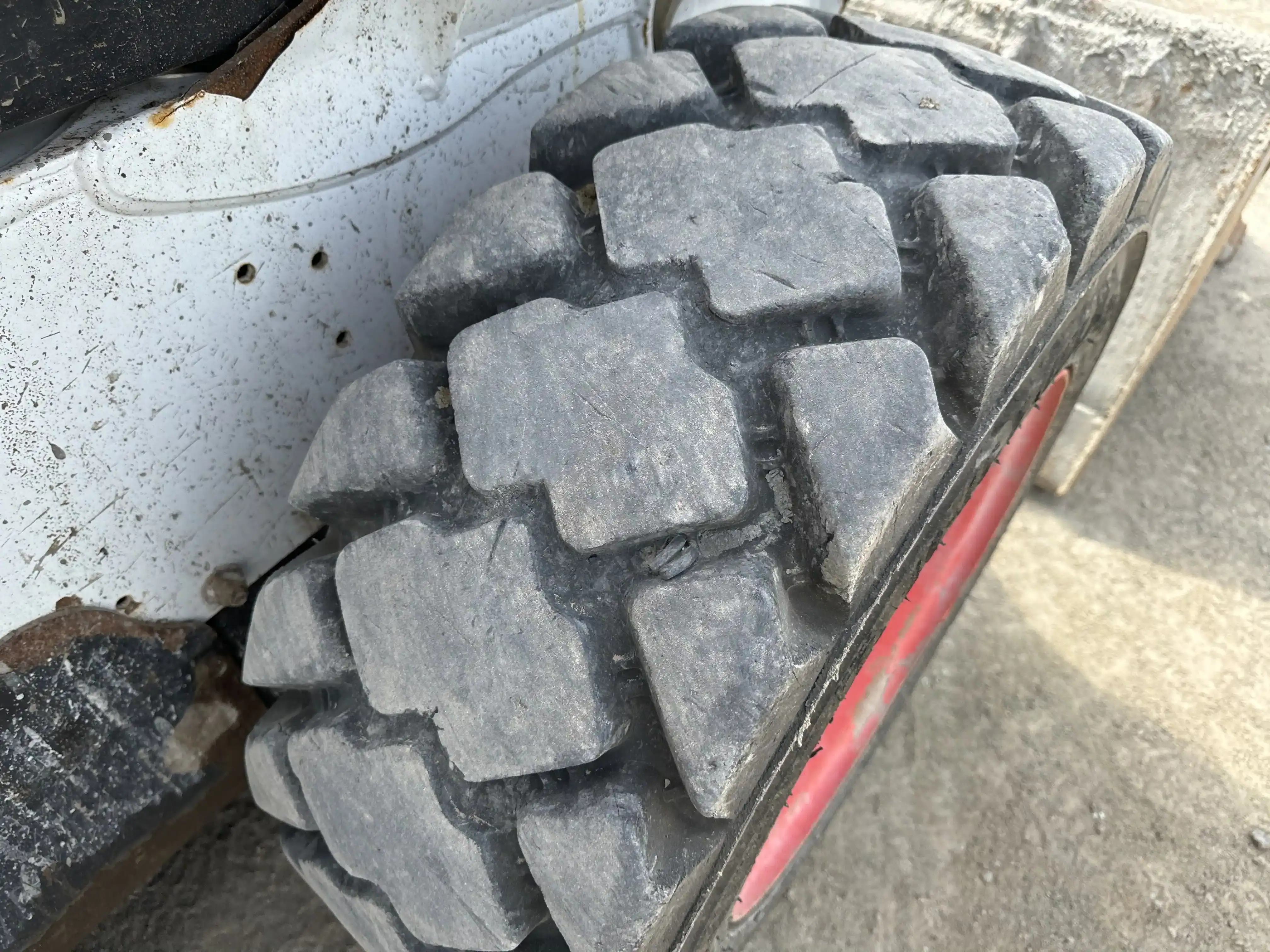 SSL-002-Bobcat-S510-skid-steer-loader-inspection-chassis-right-front-tire-wheel-hub-condition-2