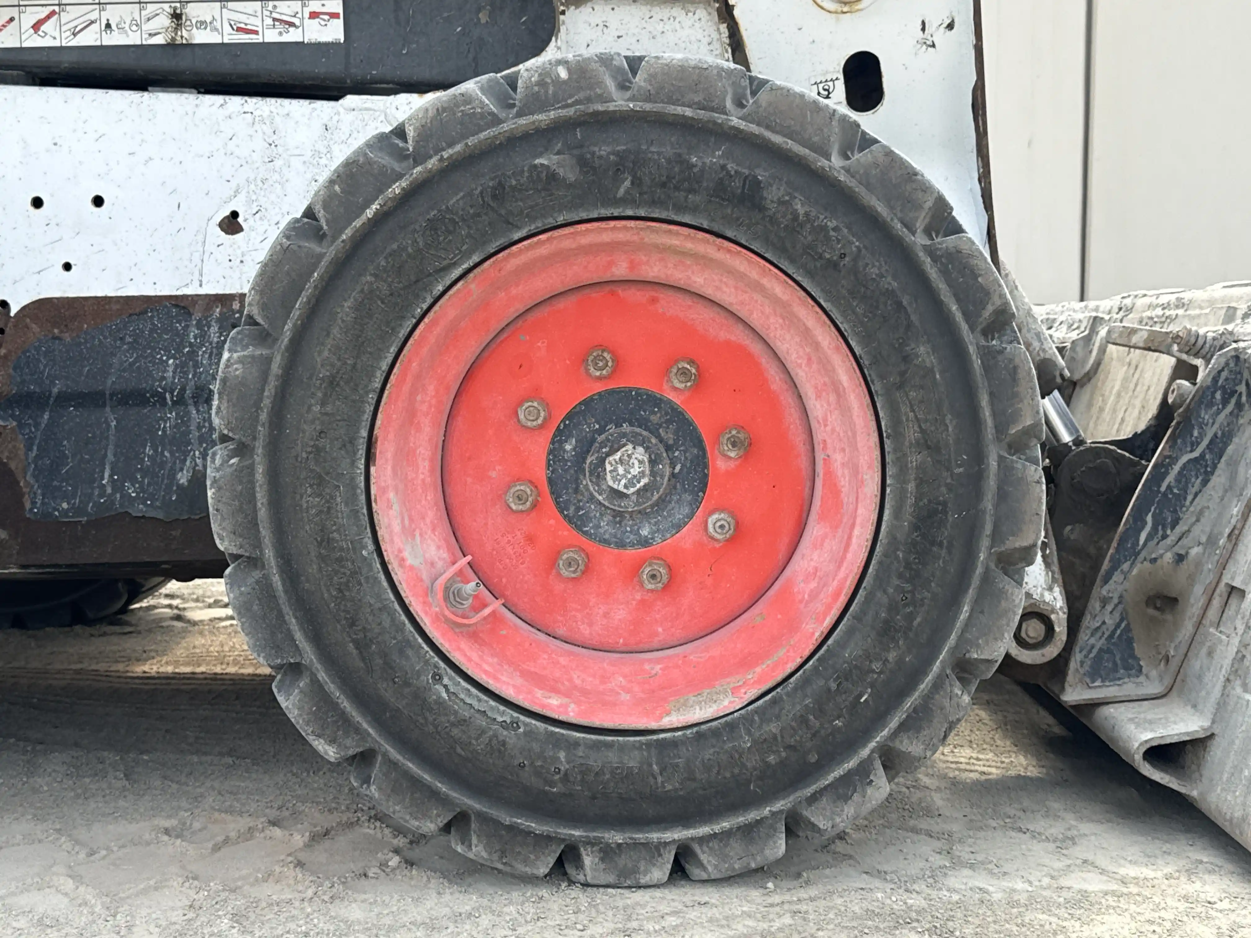 SSL-002-Bobcat-S510-skid-steer-loader-inspection-chassis-right-front-tire-wheel-hub-condition-3