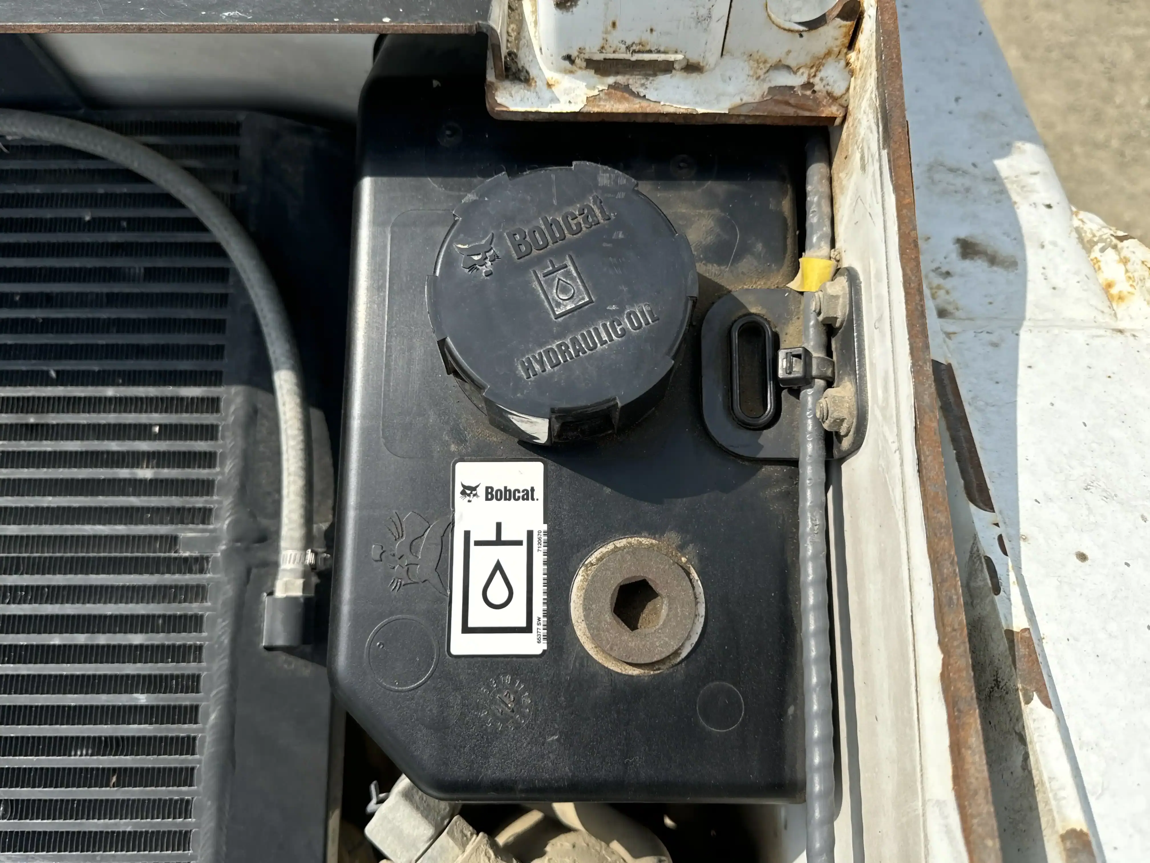 SSL-002-Bobcat-S510-skid-steer-loader-inspection-hydraulics-hydraulic-tank-2