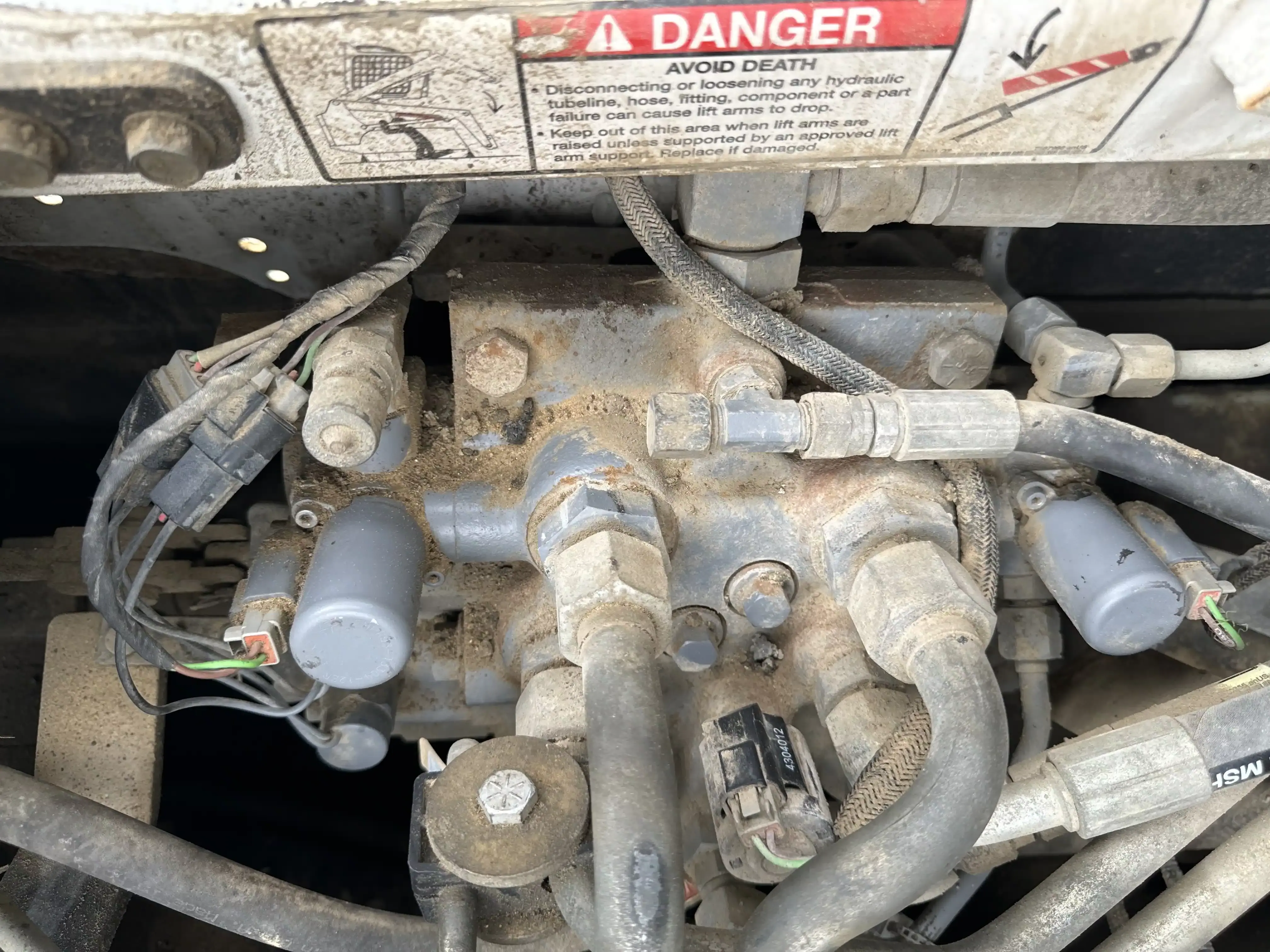 SSL-002-Bobcat-S510-skid-steer-loader-inspection-hydraulics-main-control-valve-MCV-1