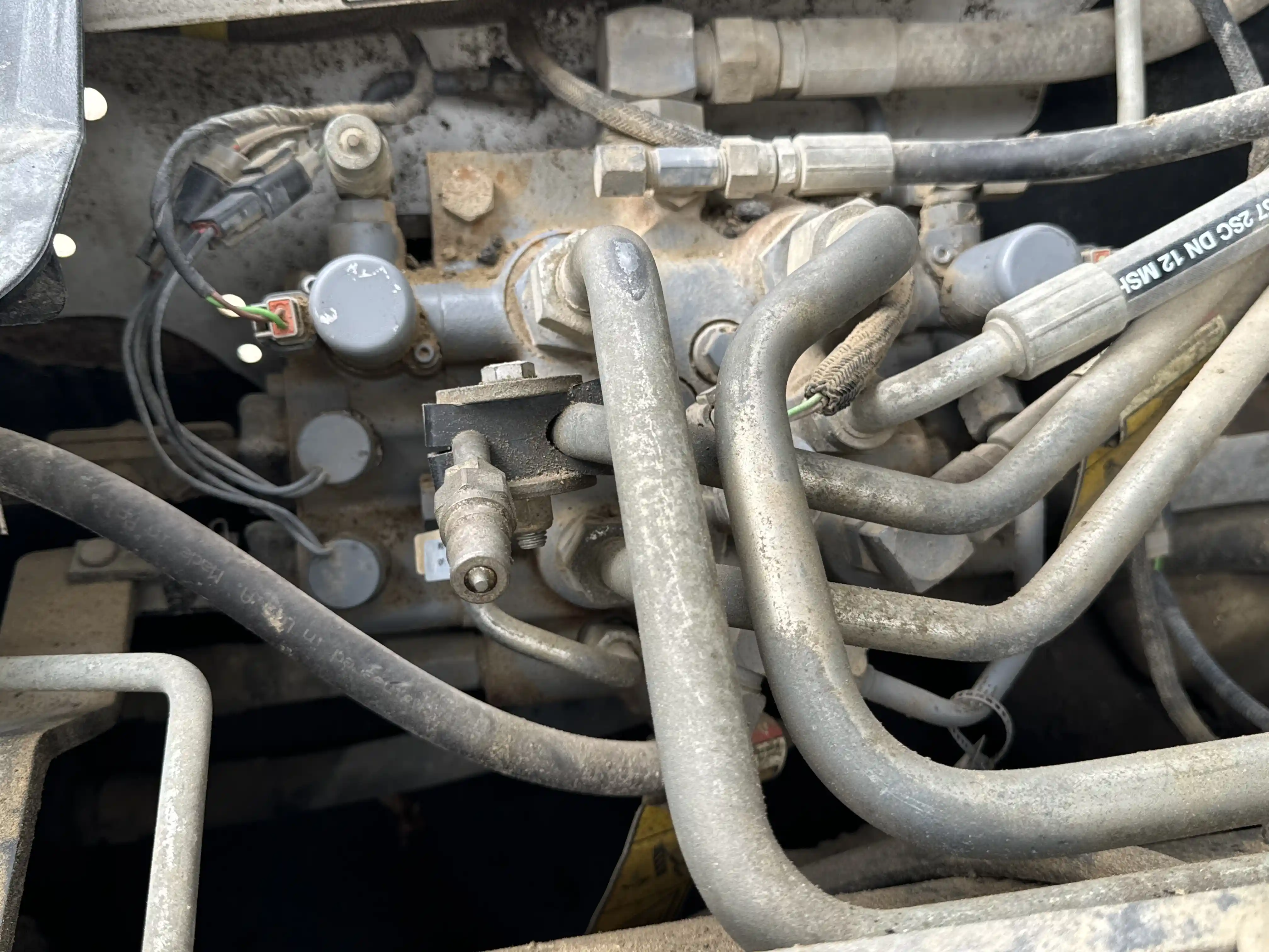SSL-002-Bobcat-S510-skid-steer-loader-inspection-hydraulics-main-control-valve-MCV-2