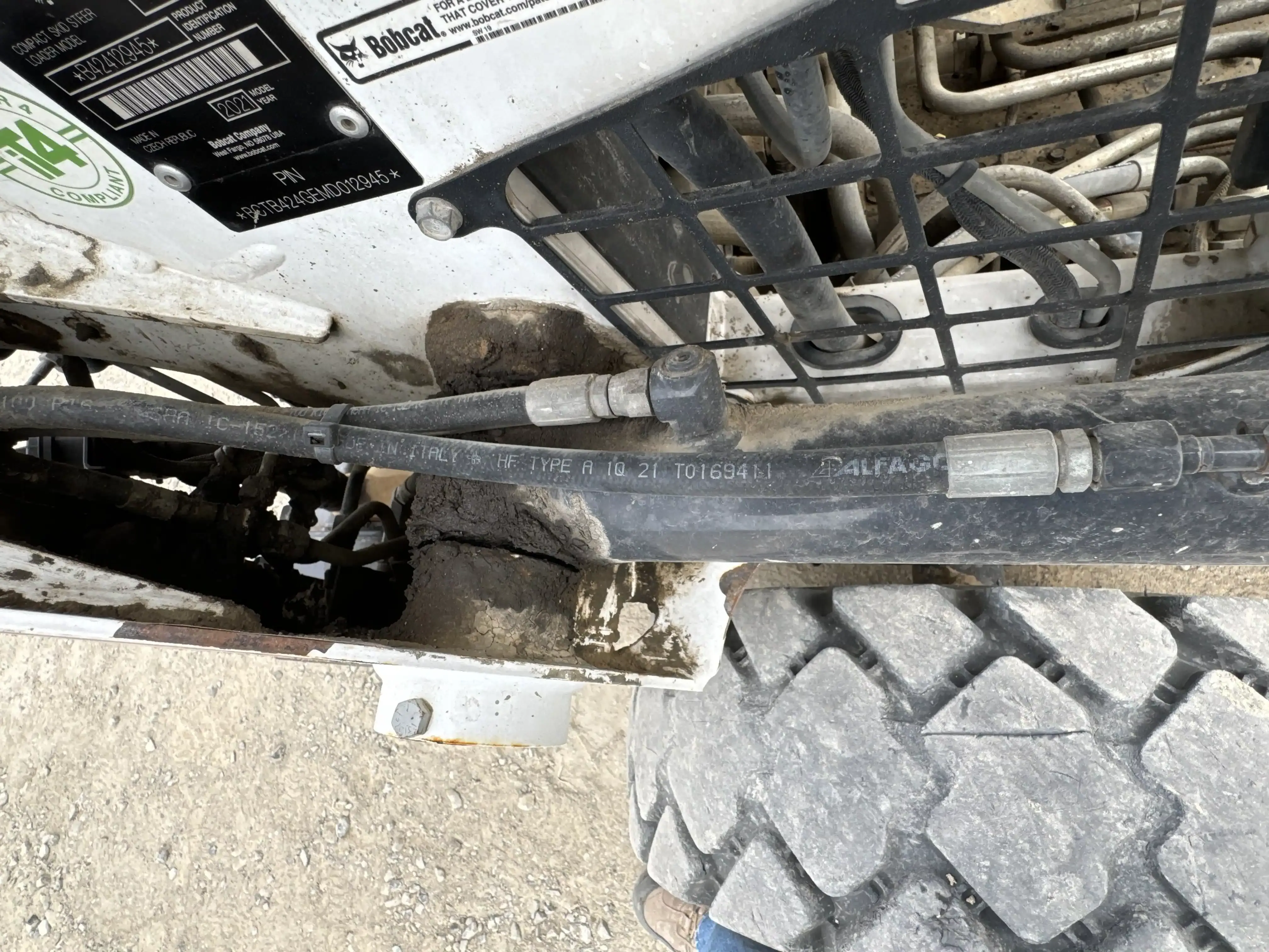 SSL-002-Bobcat-S510-skid-steer-loader-inspection-hydraulics-hydraulic-hoses-and-lines-2