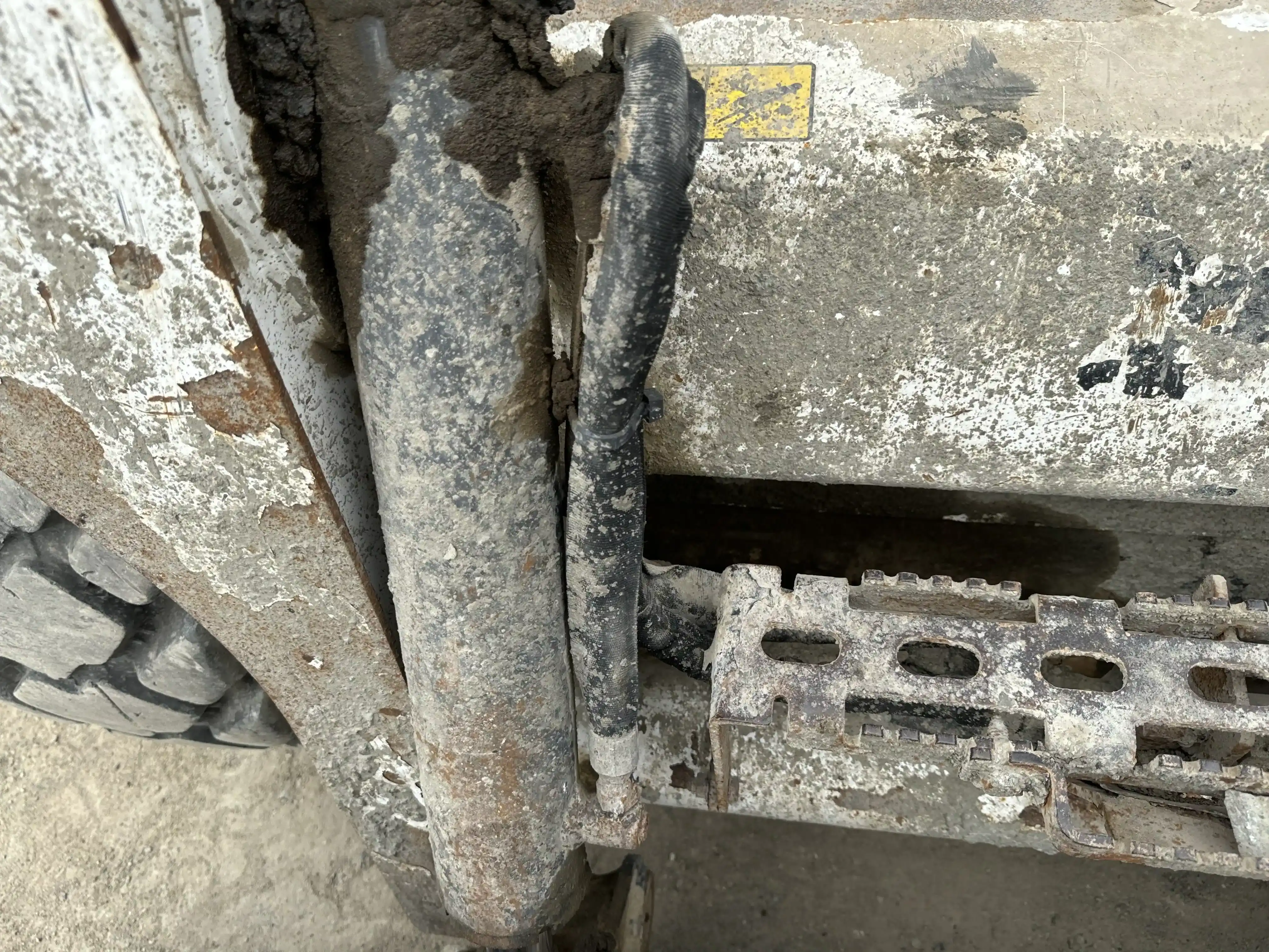 SSL-002-Bobcat-S510-skid-steer-loader-inspection-hydraulics-hydraulic-hoses-and-lines-3