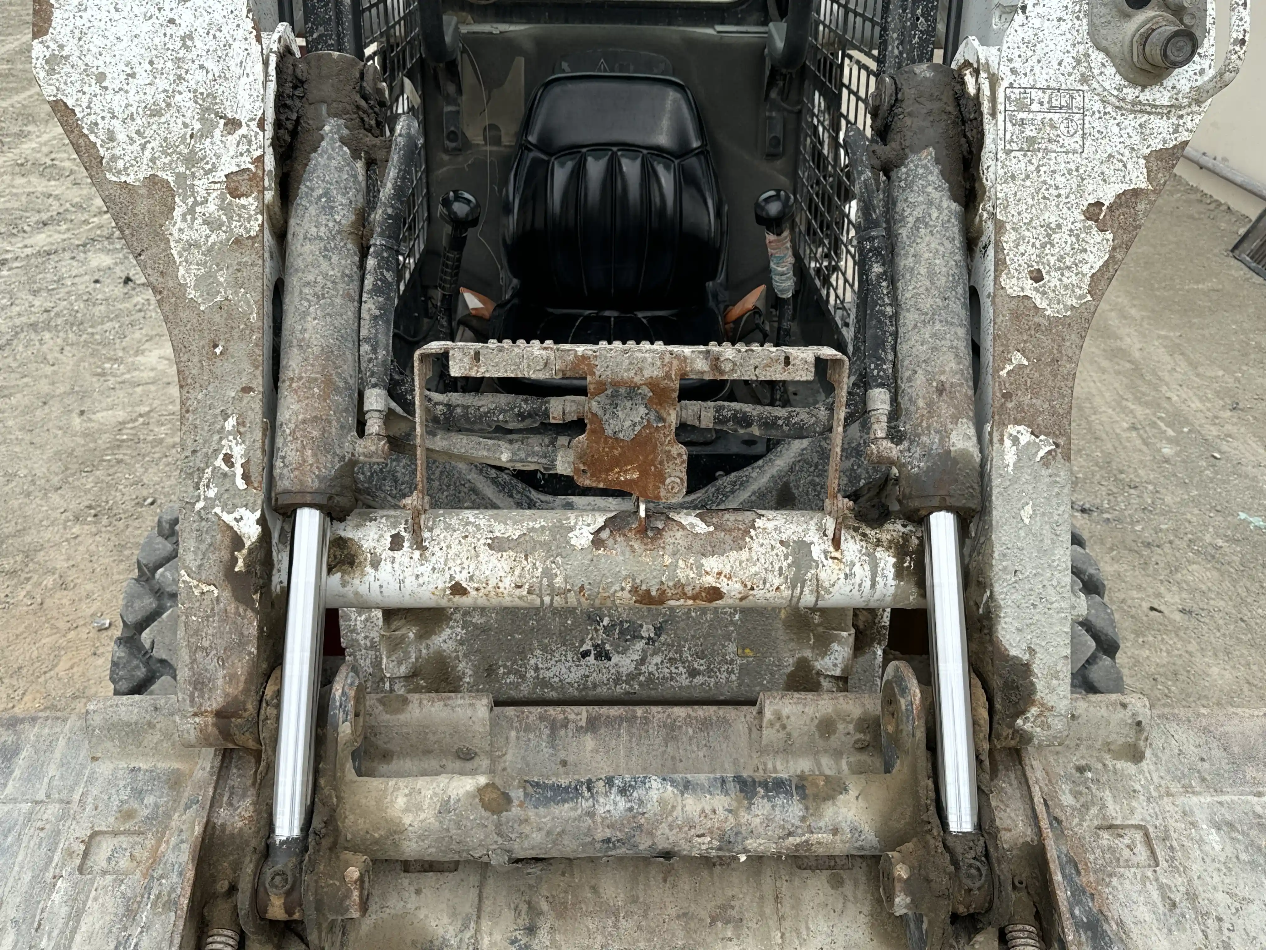 SSL-002-Bobcat-S510-skid-steer-loader-inspection-hydraulics-bucket-tilt-cylinders-1