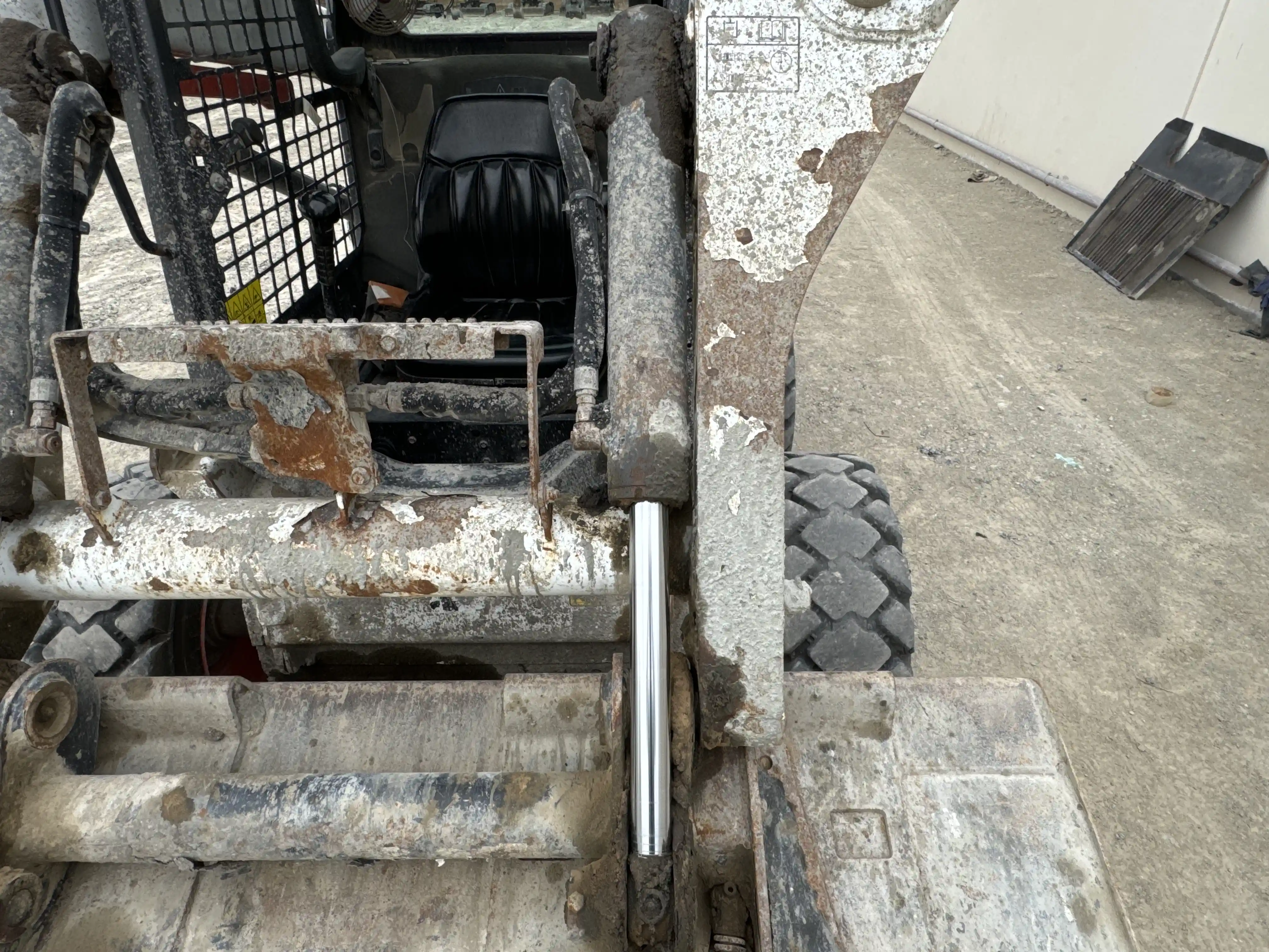 SSL-002-Bobcat-S510-skid-steer-loader-inspection-hydraulics-bucket-tilt-cylinders-2