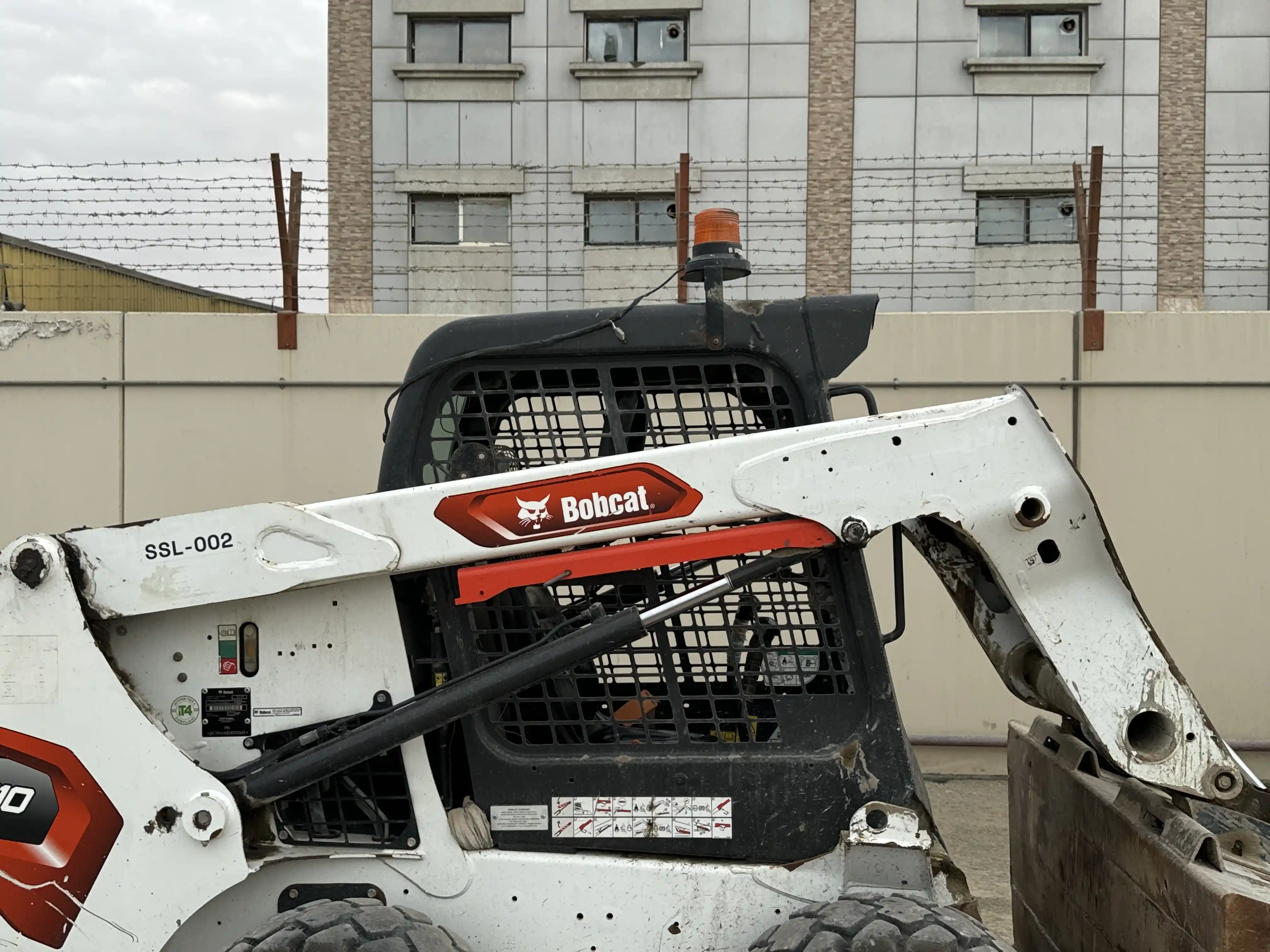 SSL-002-Bobcat-S510-skid-steer-loader-inspection-hydraulics-lift-arm-1