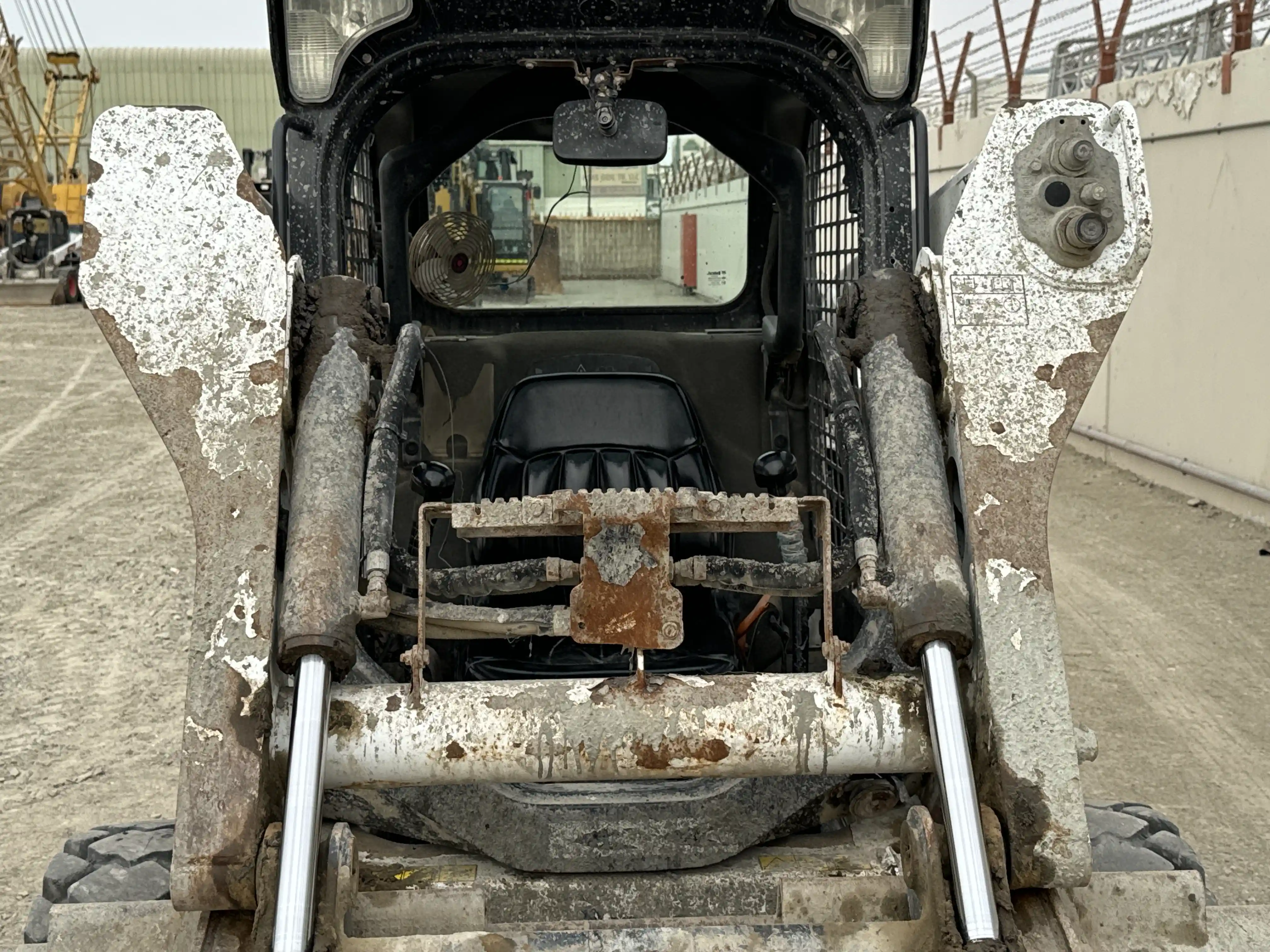 SSL-002-Bobcat-S510-skid-steer-loader-inspection-hydraulics-lift-arm-2