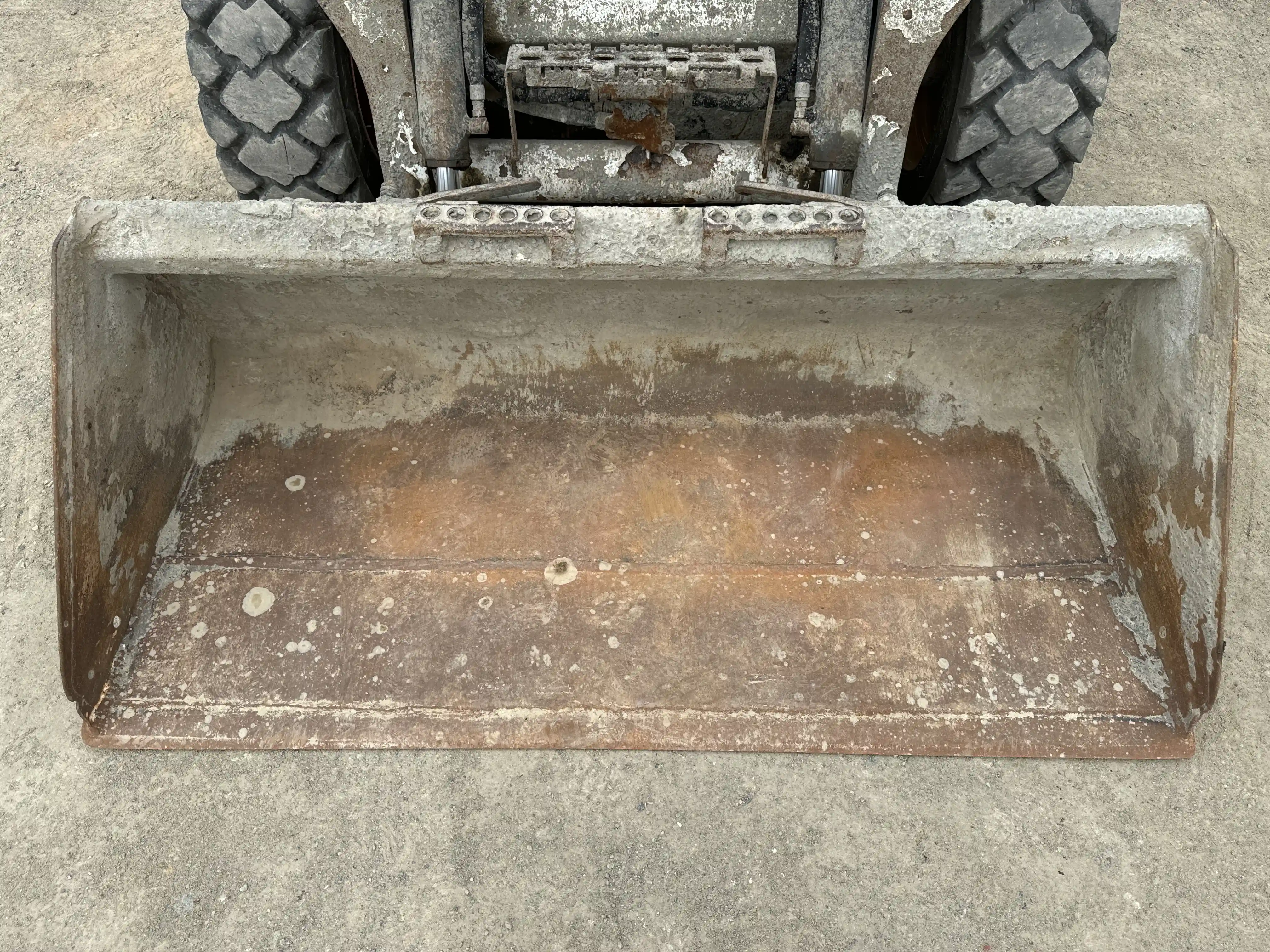 SSL-002-Bobcat-S510-skid-steer-loader-inspection-attachments-loader-bucket-condition-1