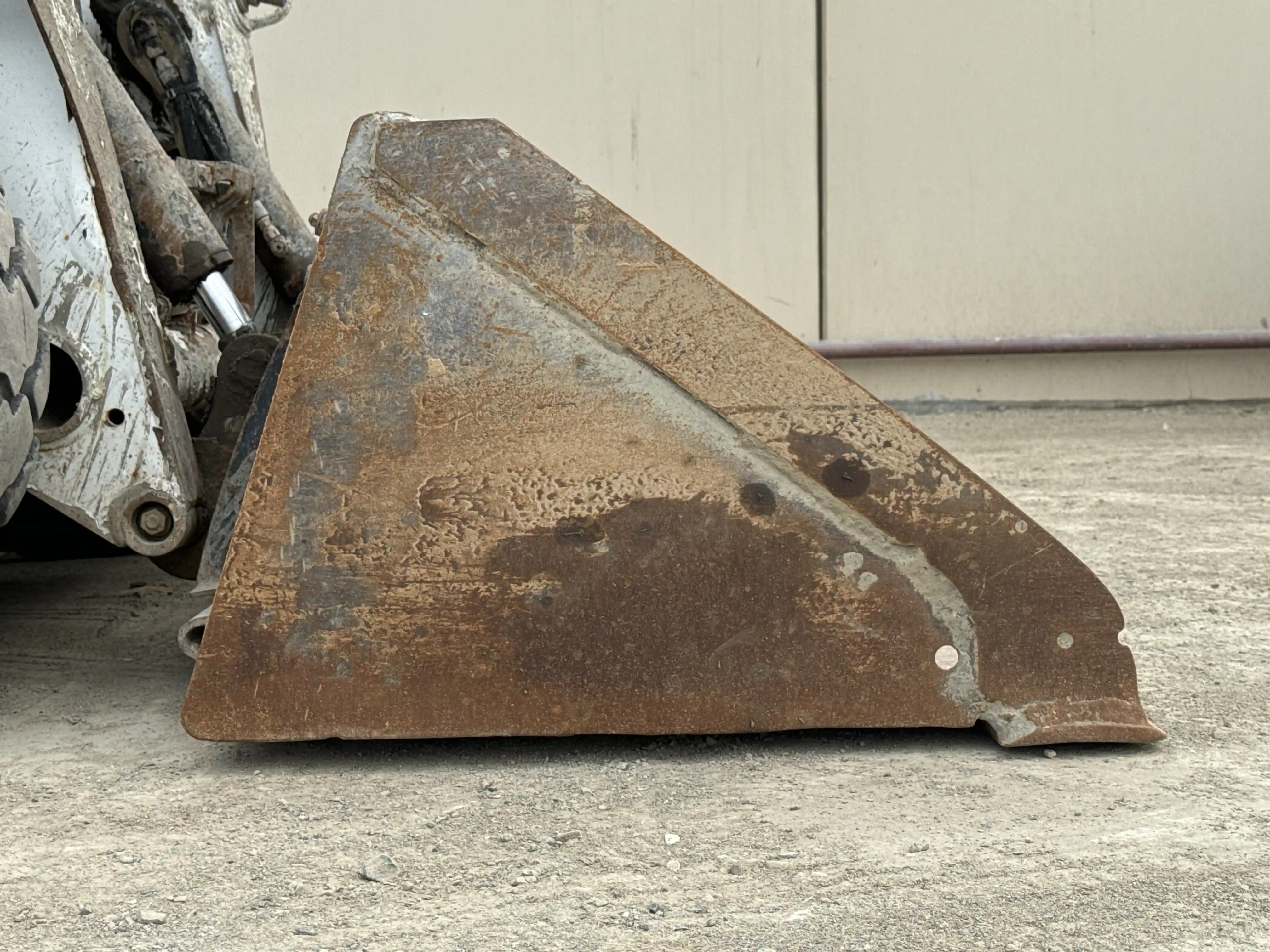 SSL-002-Bobcat-S510-skid-steer-loader-inspection-attachments-loader-bucket-condition-2