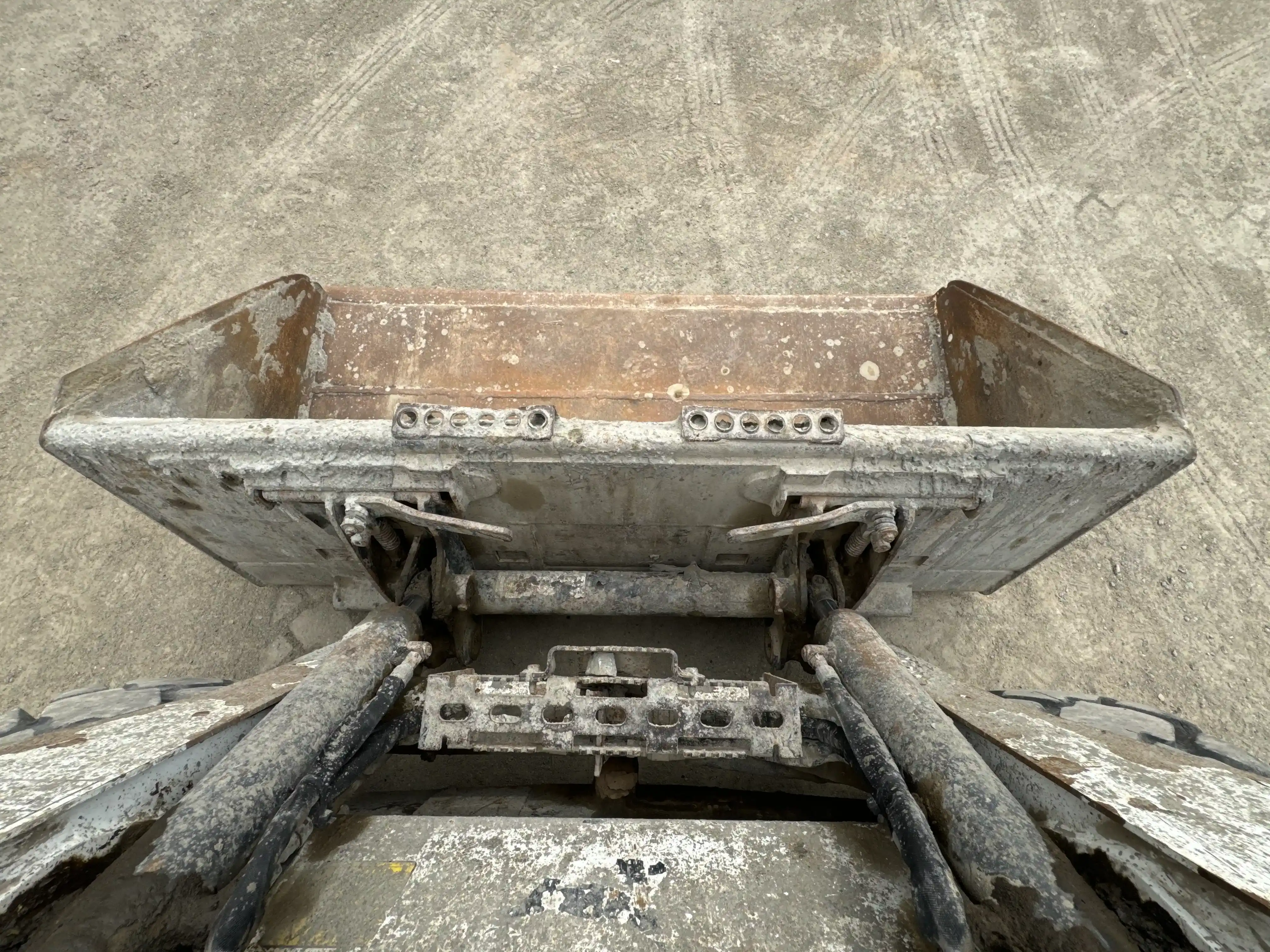 SSL-002-Bobcat-S510-skid-steer-loader-inspection-attachments-loader-bucket-condition-3