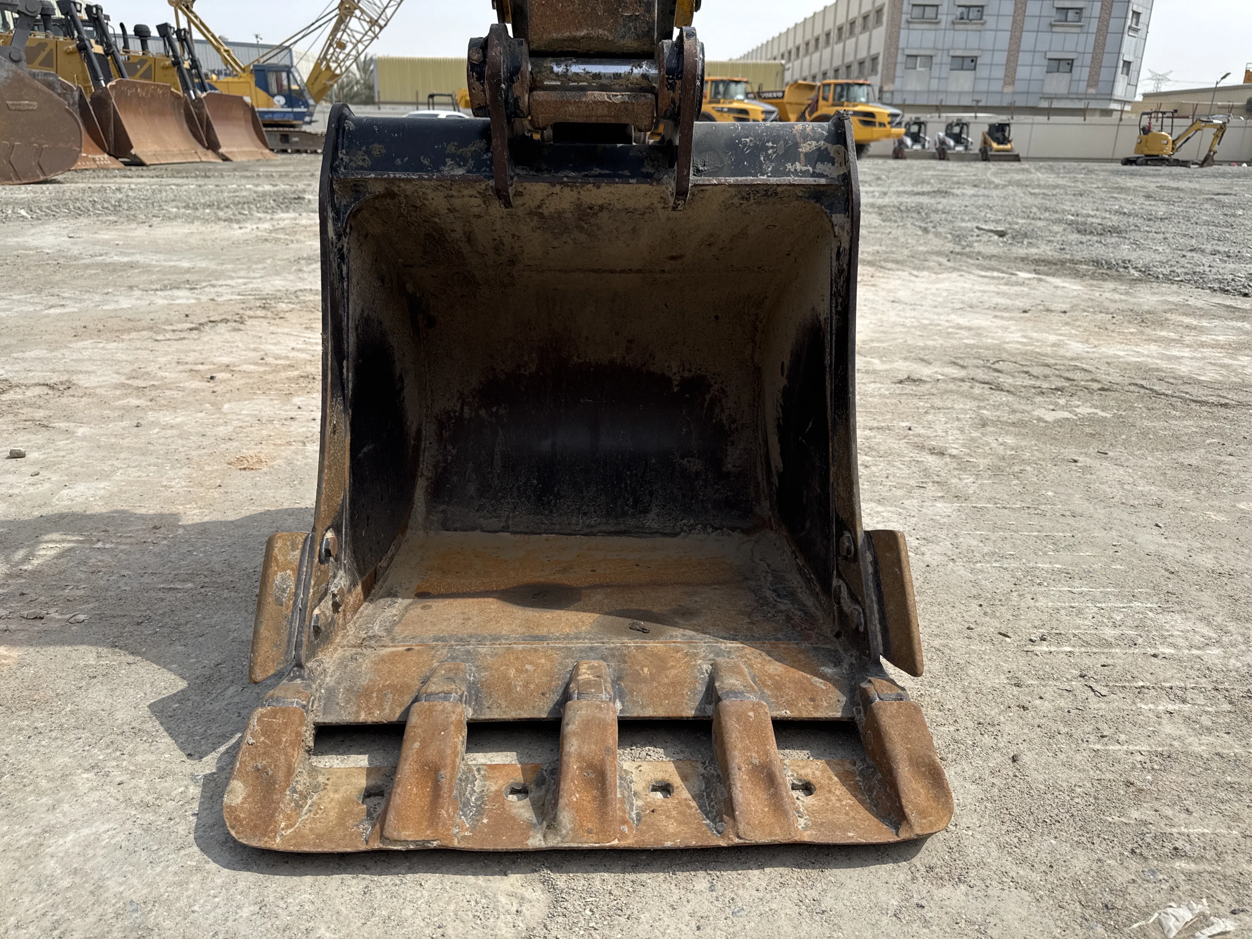 MNX-003-Cat-305.5E2-mini-excavator-inspection-attachment-excavator-bucket-1