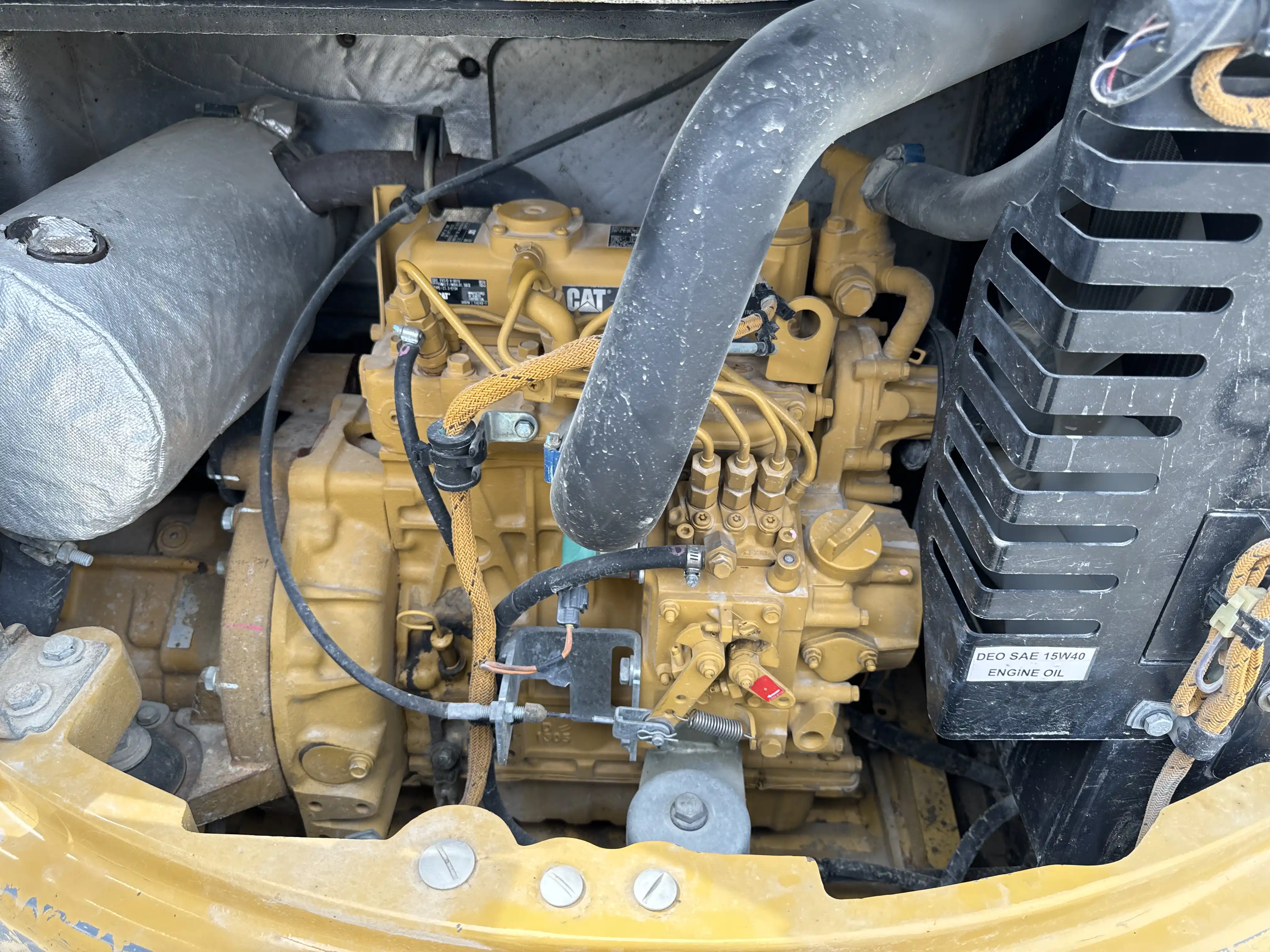 MNX-002-Cat-303E-mini-excavator-inspection-engine-engine-oil-leaks-1