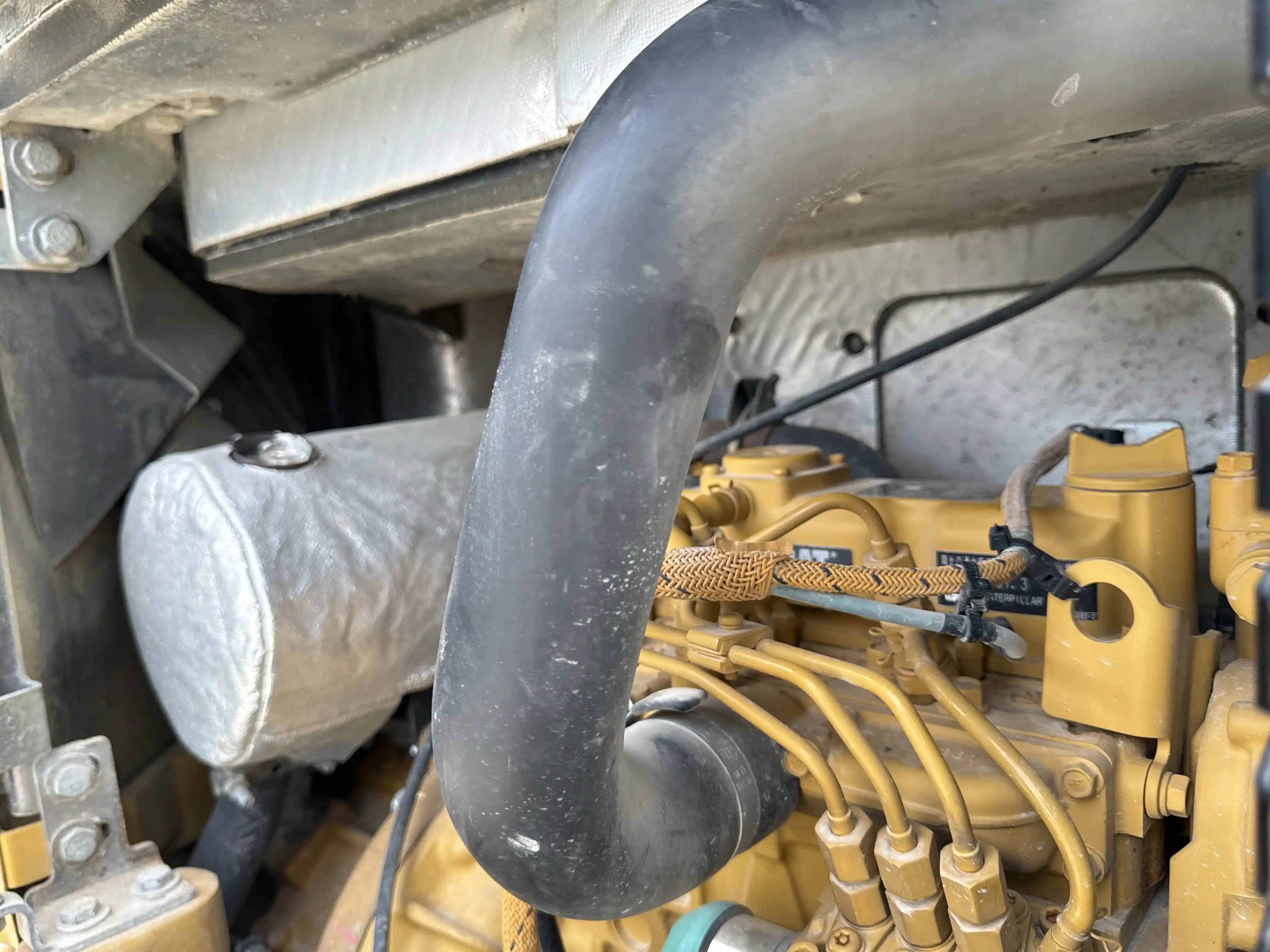 MNX-002-Cat-303E-mini-excavator-inspection-engine-hoses-1
