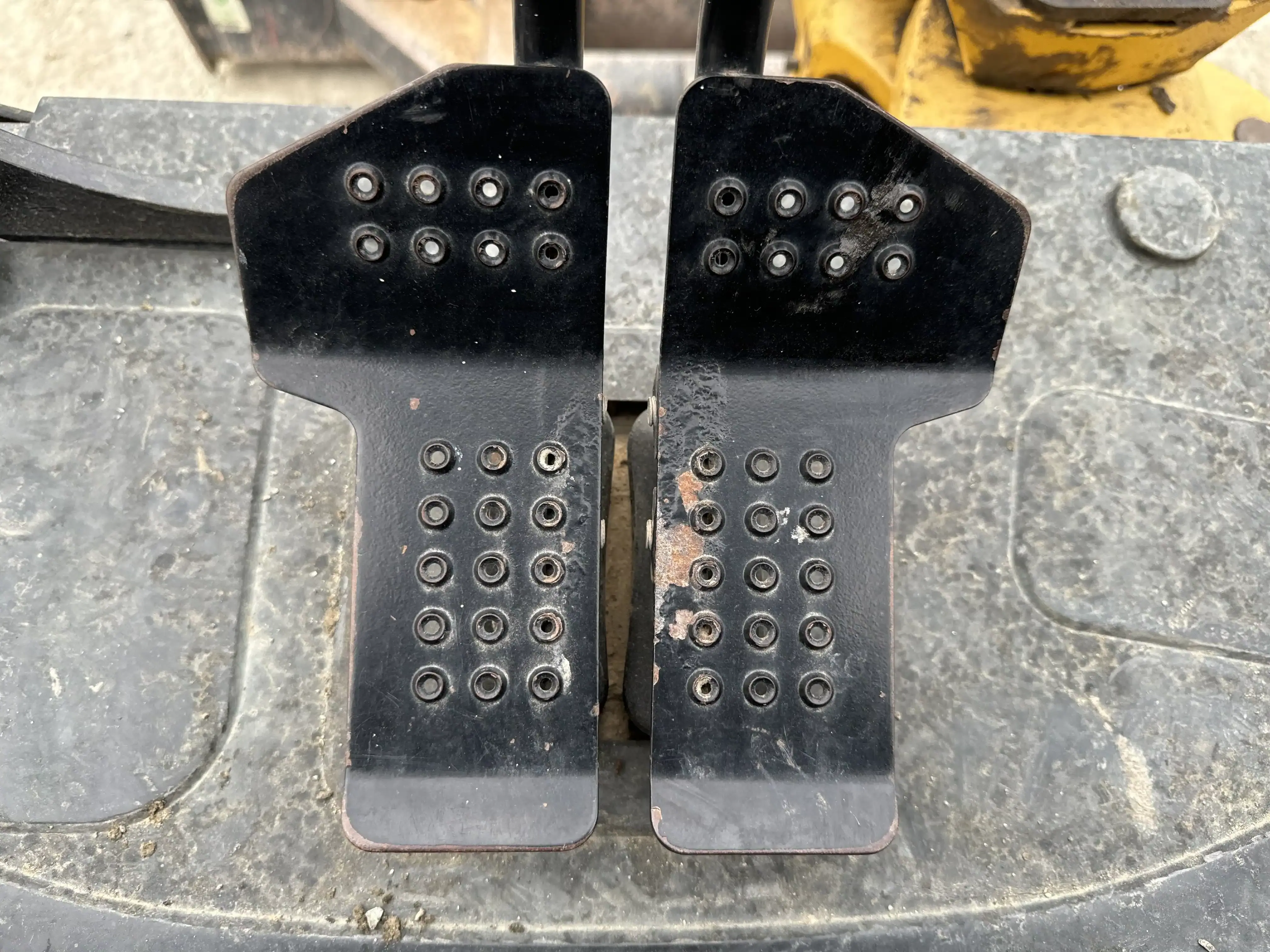 MNX-002-Cat-303E-mini-excavator-inspection-cabin-pedals-2