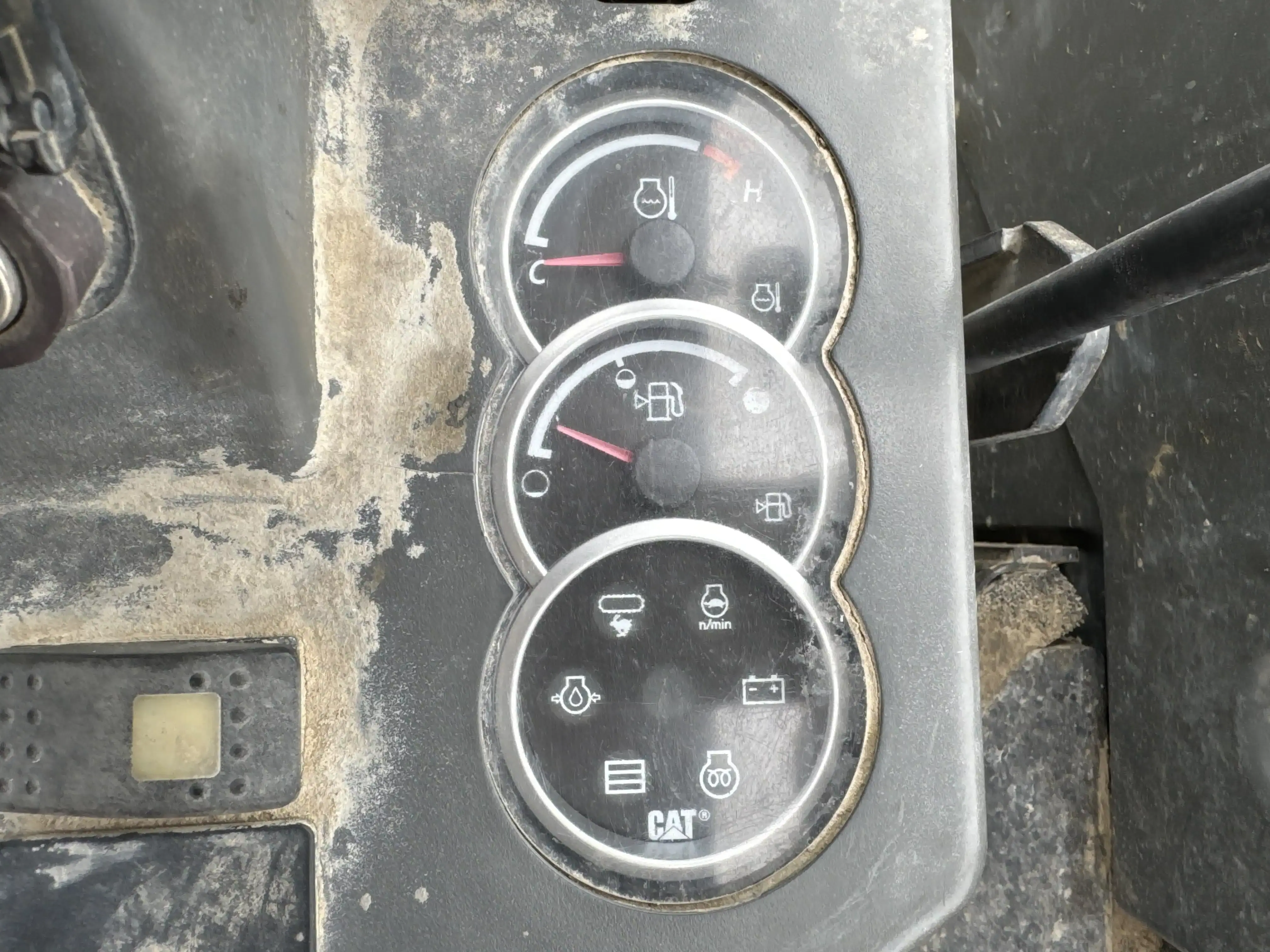 MNX-002-Cat-303E-mini-excavator-inspection-cabin-instrument-cluster