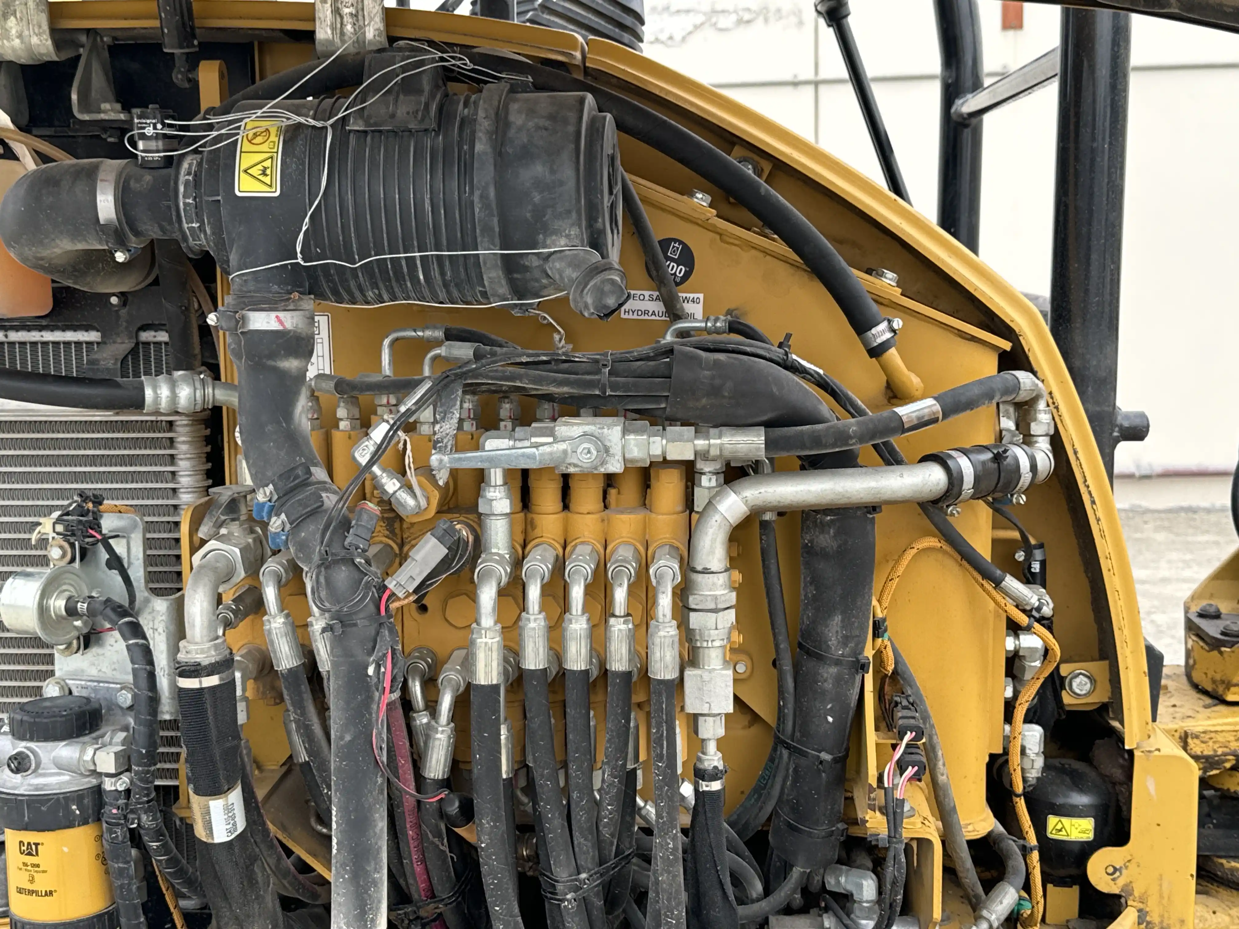 MNX-002-Cat-303E-mini-excavator-inspection-hydraulics-hydraulic-tank-1