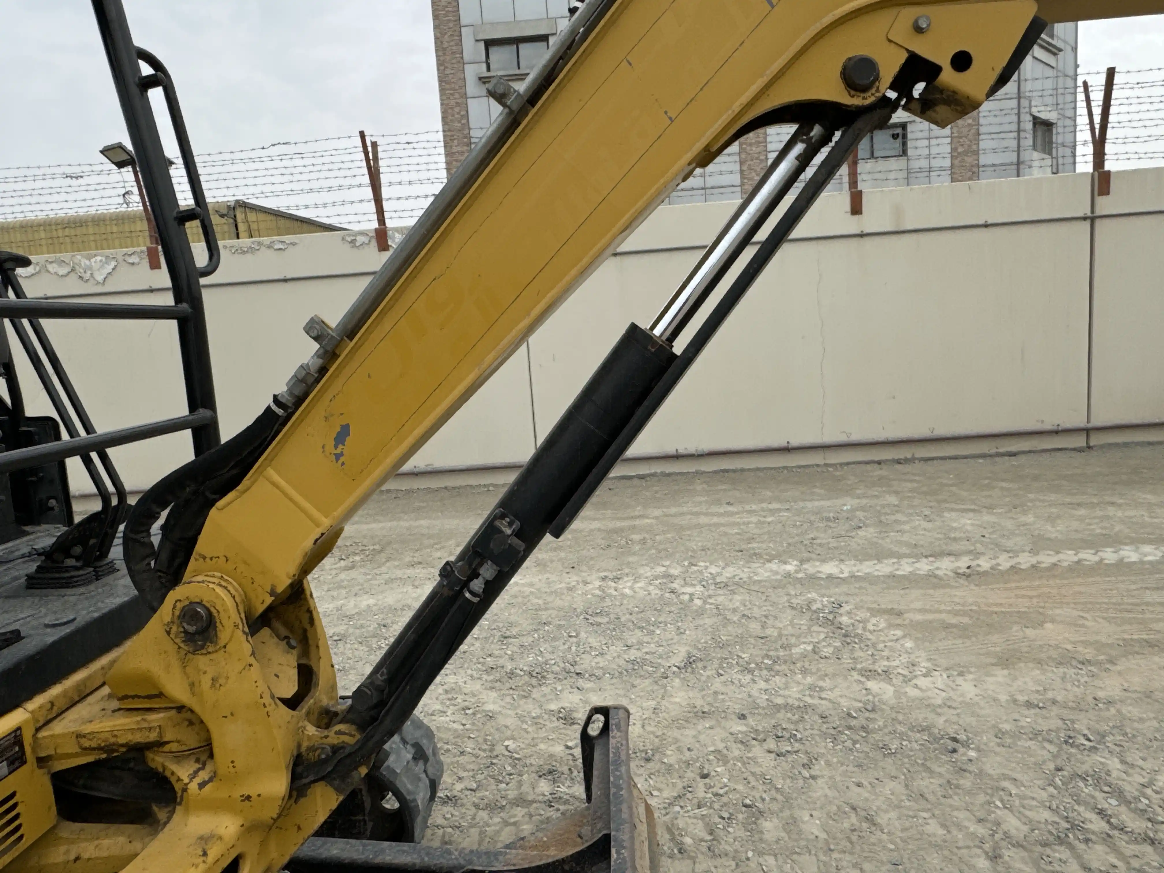 MNX-002-Cat-303E-mini-excavator-inspection-hydraulics-boom-lift-cylinder-1