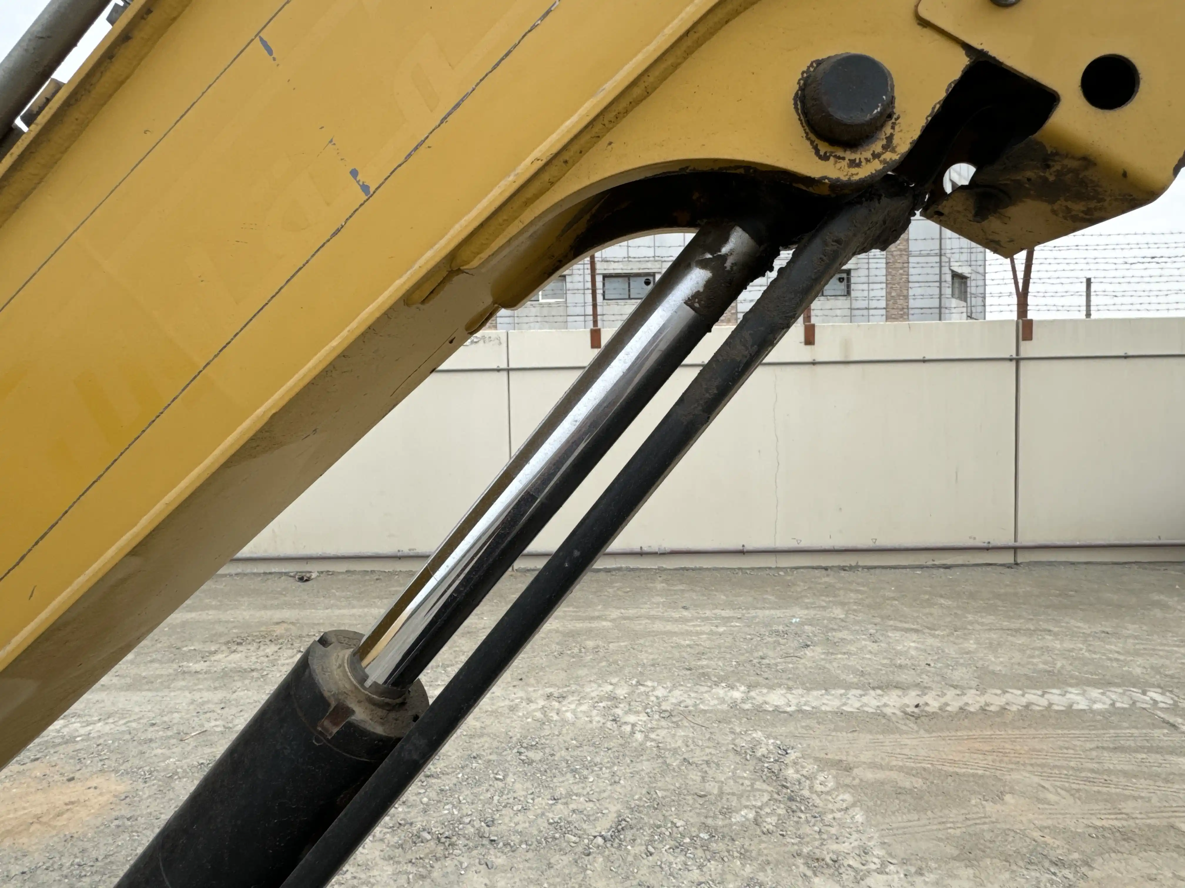 MNX-002-Cat-303E-mini-excavator-inspection-hydraulics-boom-lift-cylinder-2