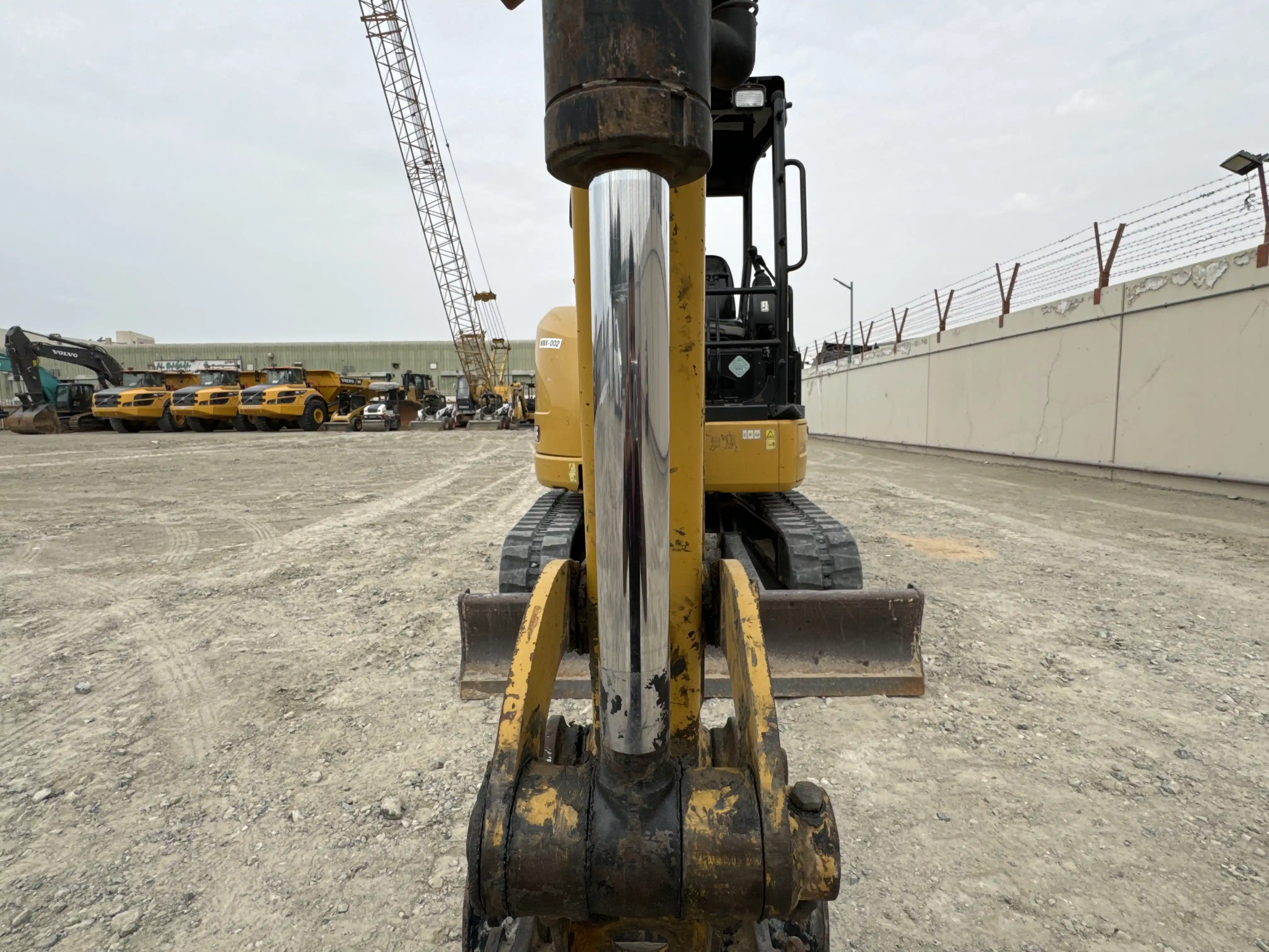 MNX-002-Cat-303E-mini-excavator-inspection-hydraulics-bucket-cylinder-2
