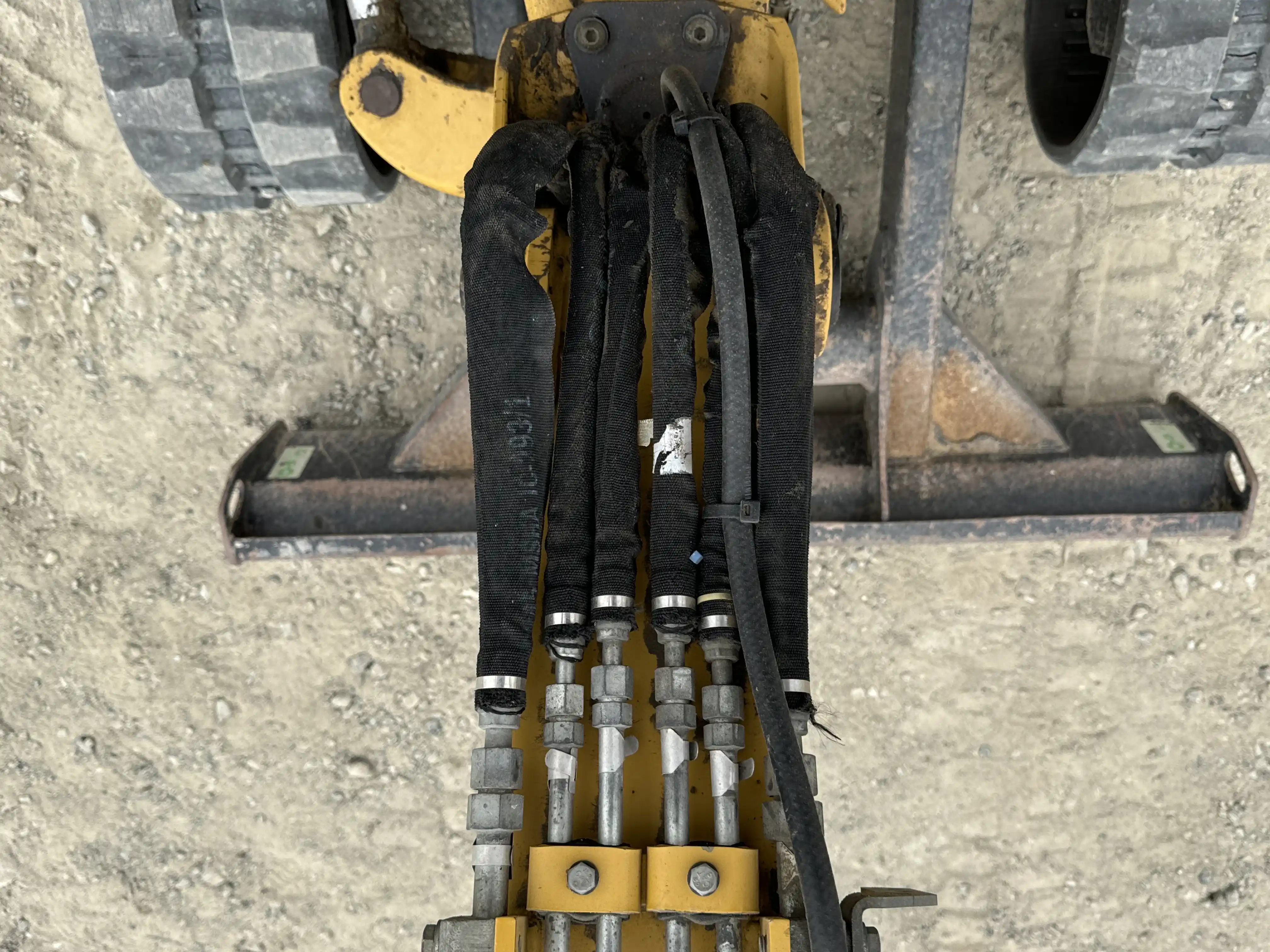 MNX-002-Cat-303E-mini-excavator-inspection-hydraulics-hydraulic-hoses-and-lines-1