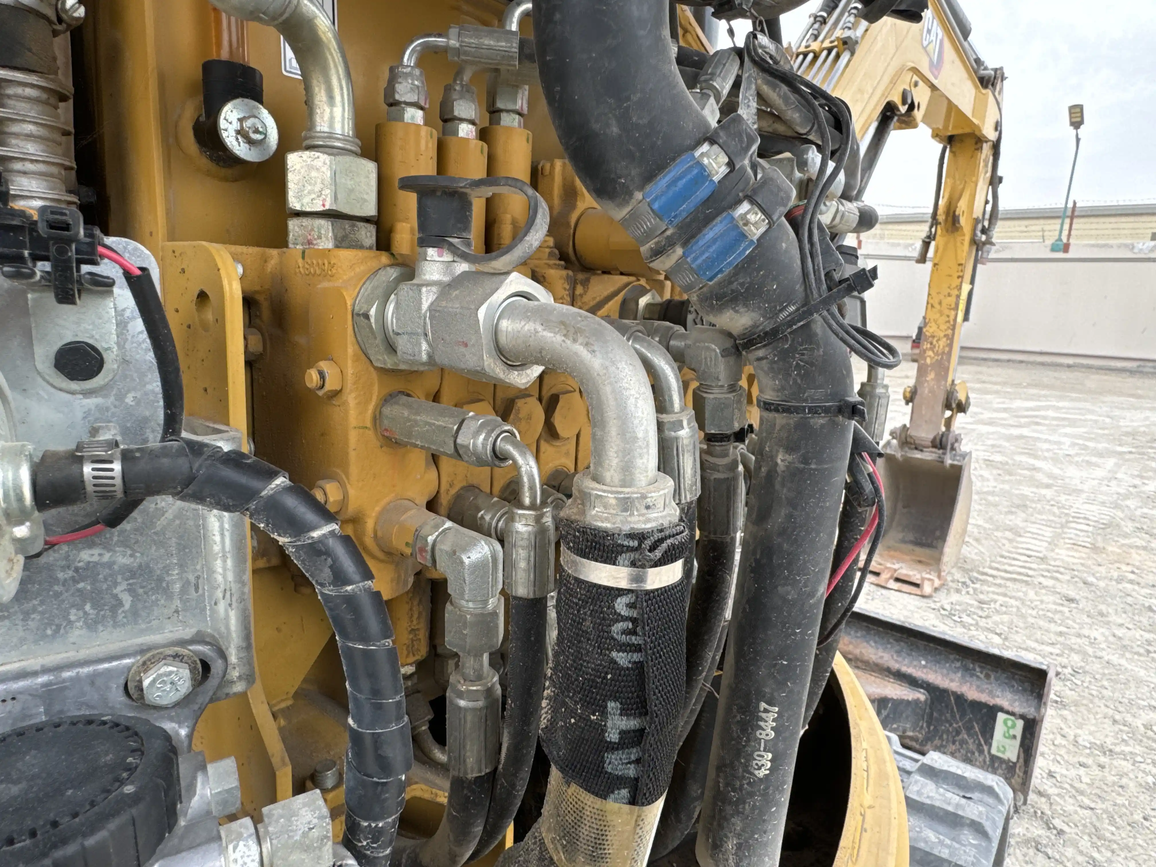 MNX-002-Cat-303E-mini-excavator-inspection-hydraulics-main-control-valve-MCV-1