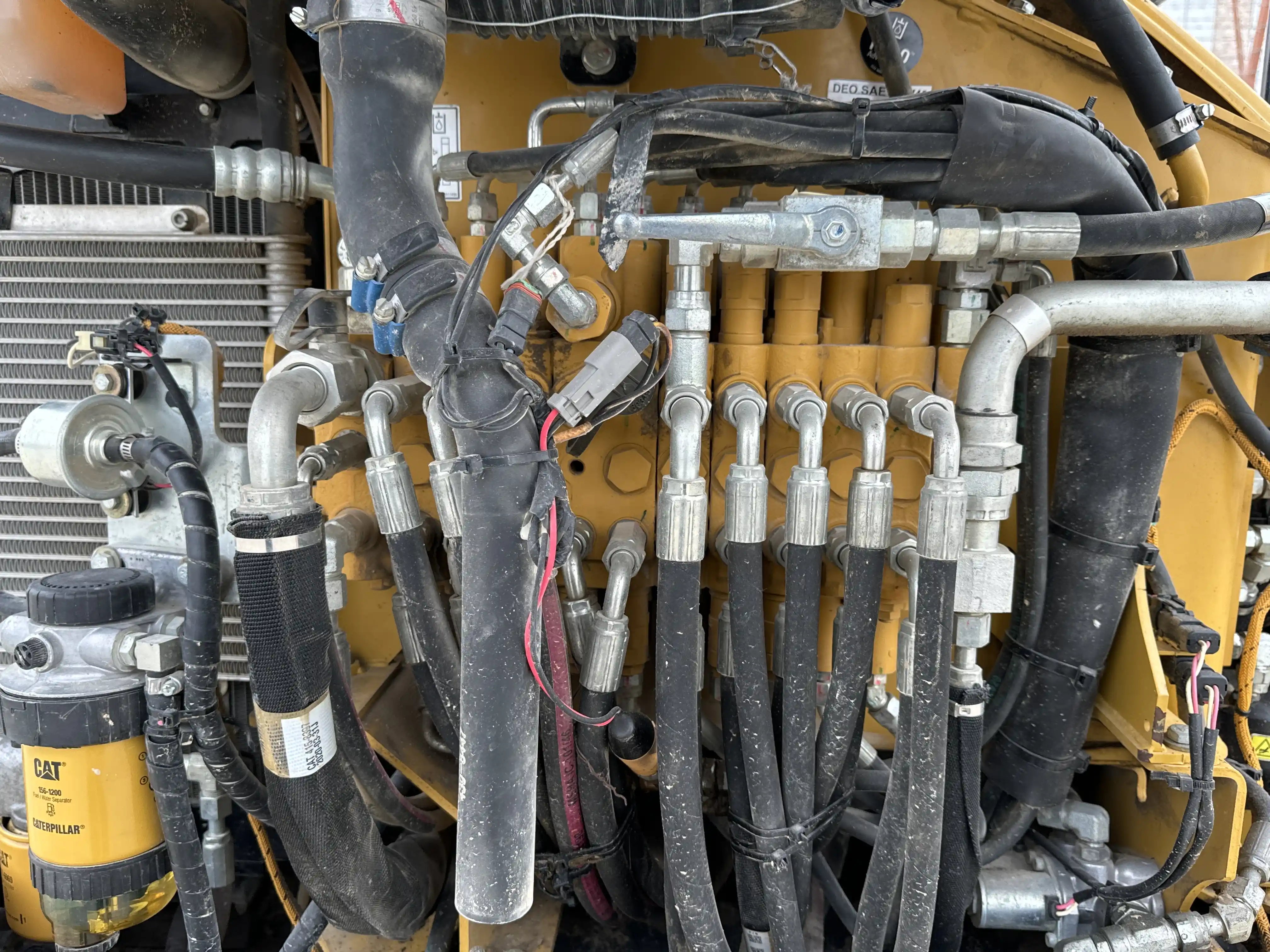 MNX-002-Cat-303E-mini-excavator-inspection-hydraulics-main-control-valve-MCV-2