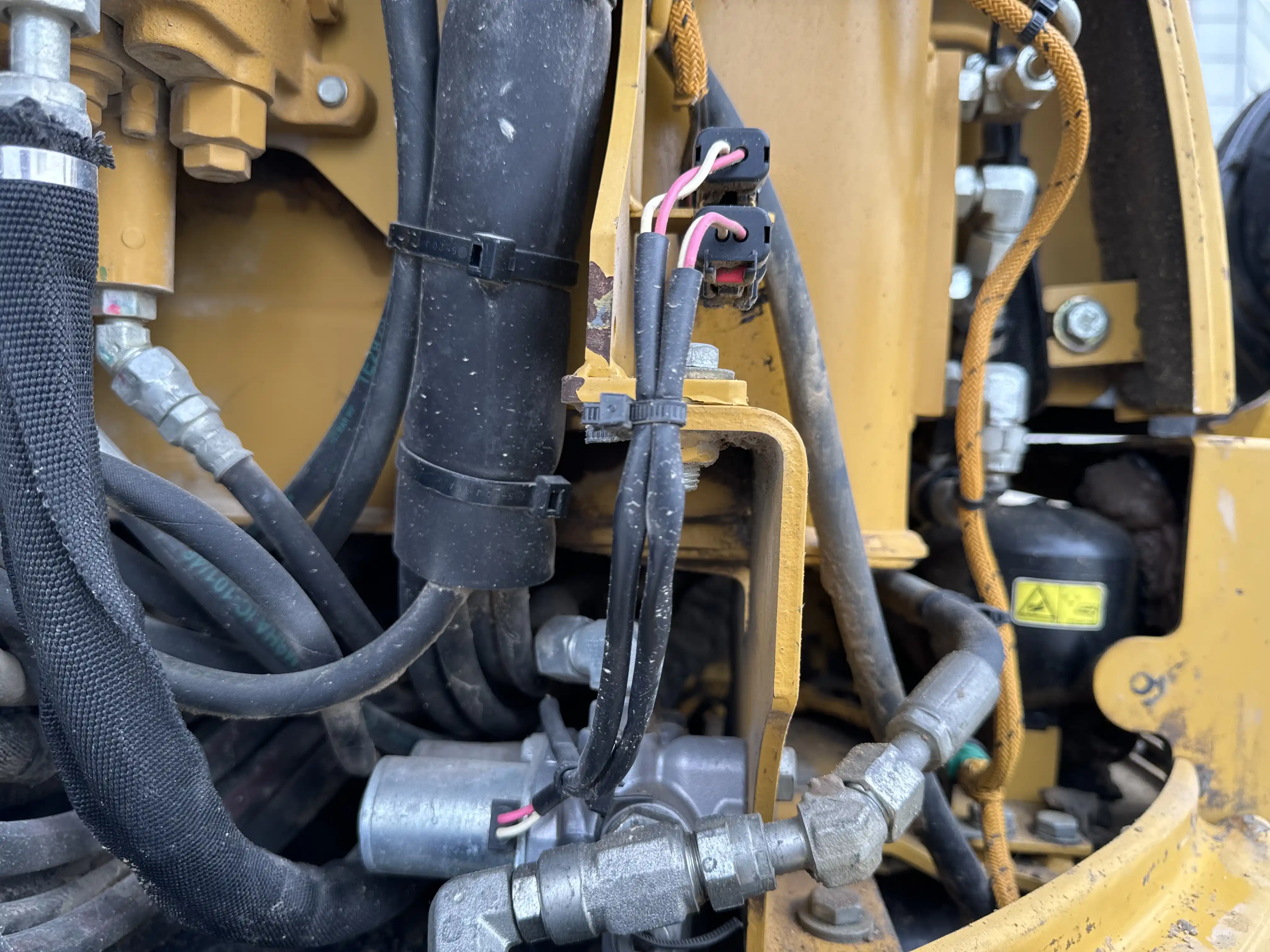 MNX-002-Cat-303E-mini-excavator-inspection-hydraulics-wiring-harness-1