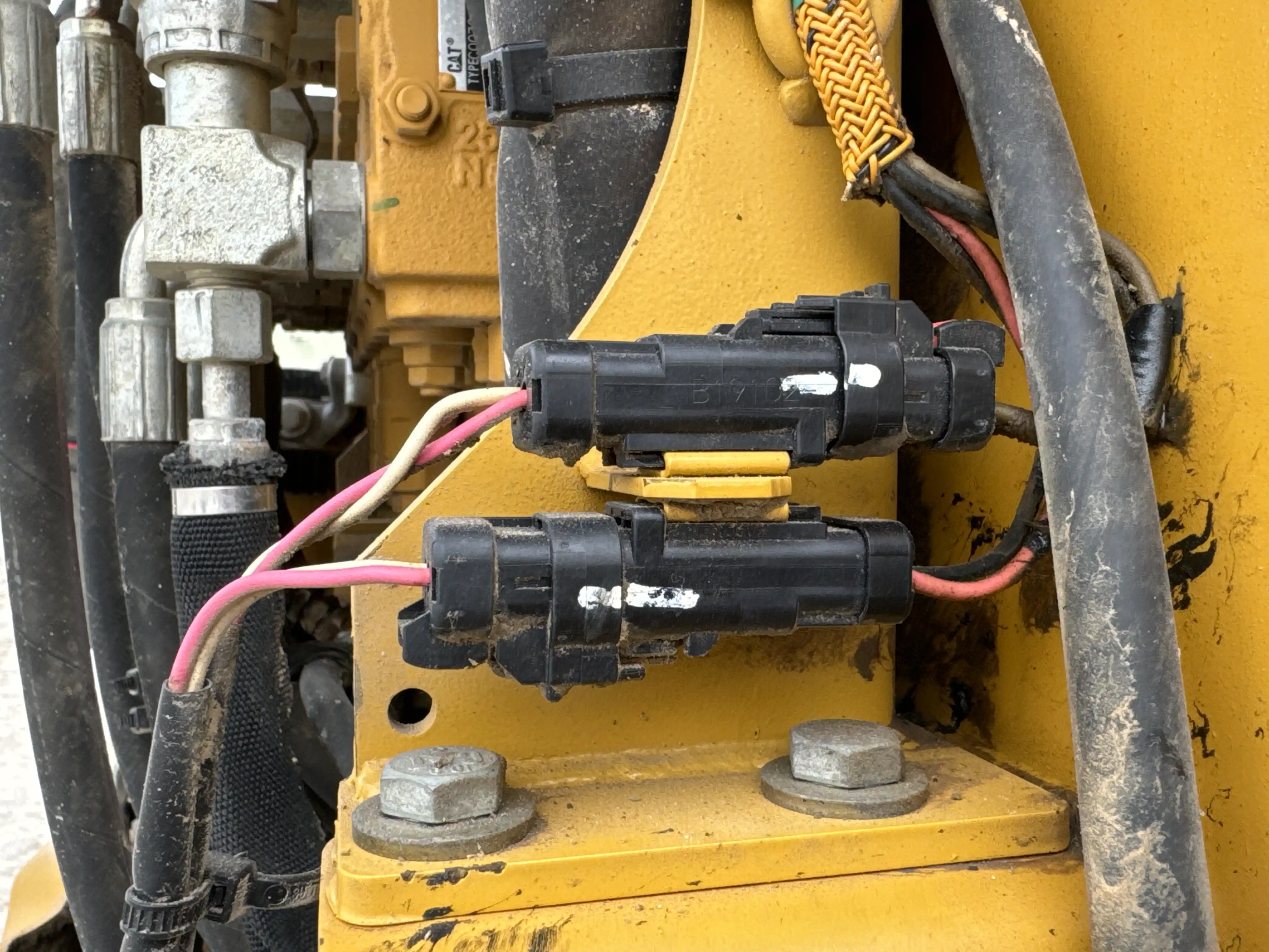 MNX-002-Cat-303E-mini-excavator-inspection-hydraulics-wiring-harness-2