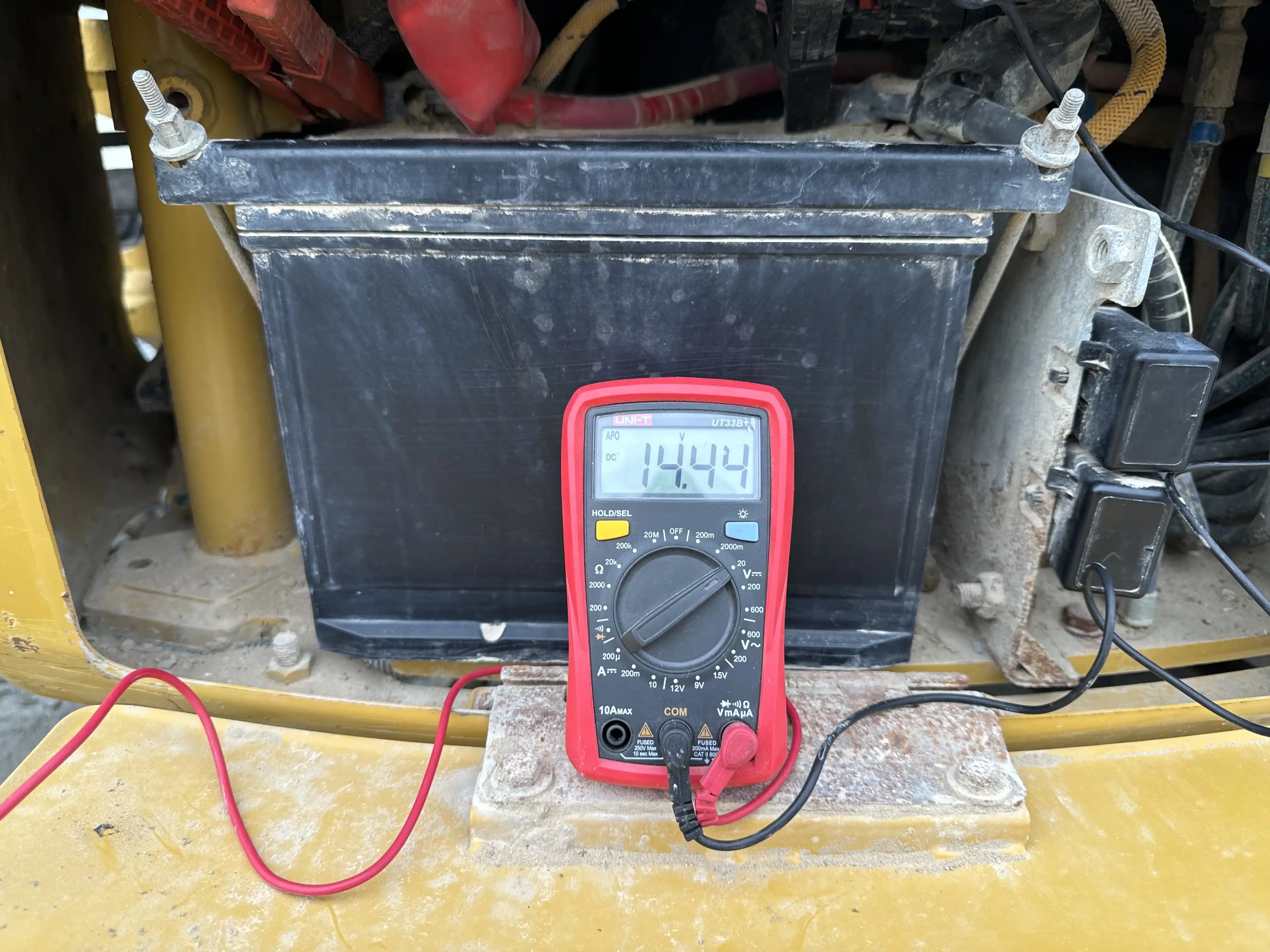 MNX-002-Cat-303E-mini-excavator-inspection-electronics-battery-2