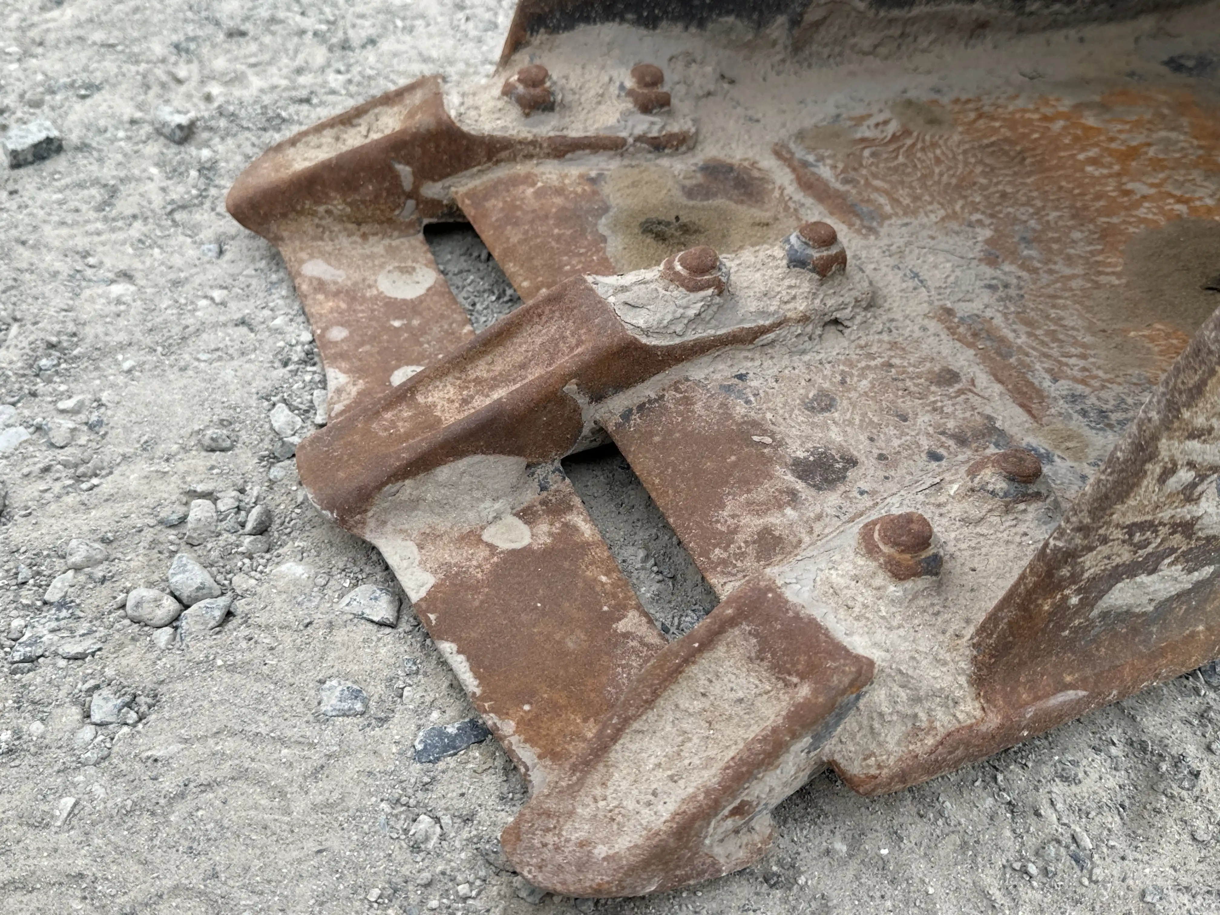 MNX-002-Cat-303E-mini-excavator-inspection-attachment-excavator-bucket-teeth-2