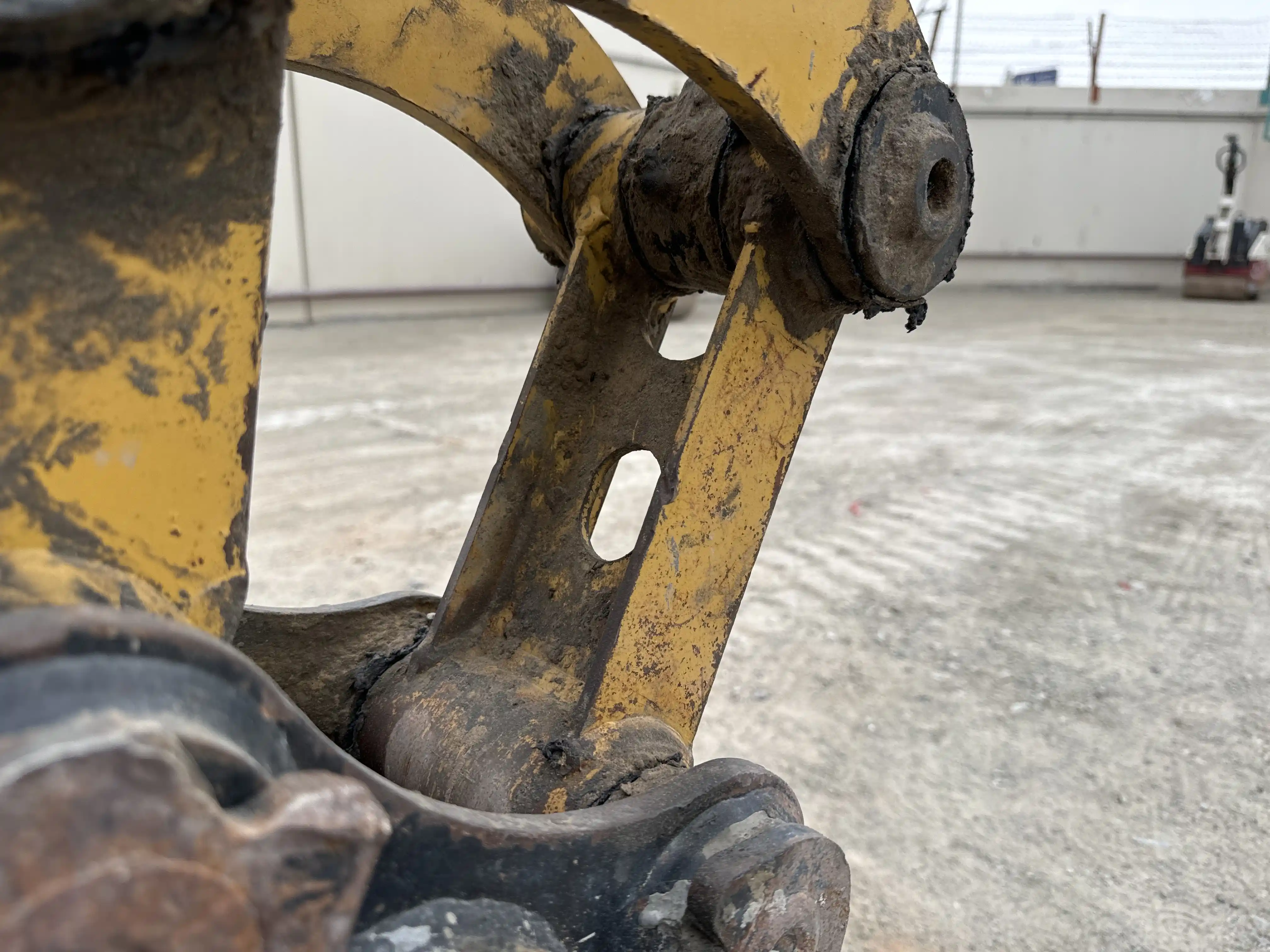 MNX-002-Cat-303E-mini-excavator-inspection-chassis-H-link-1