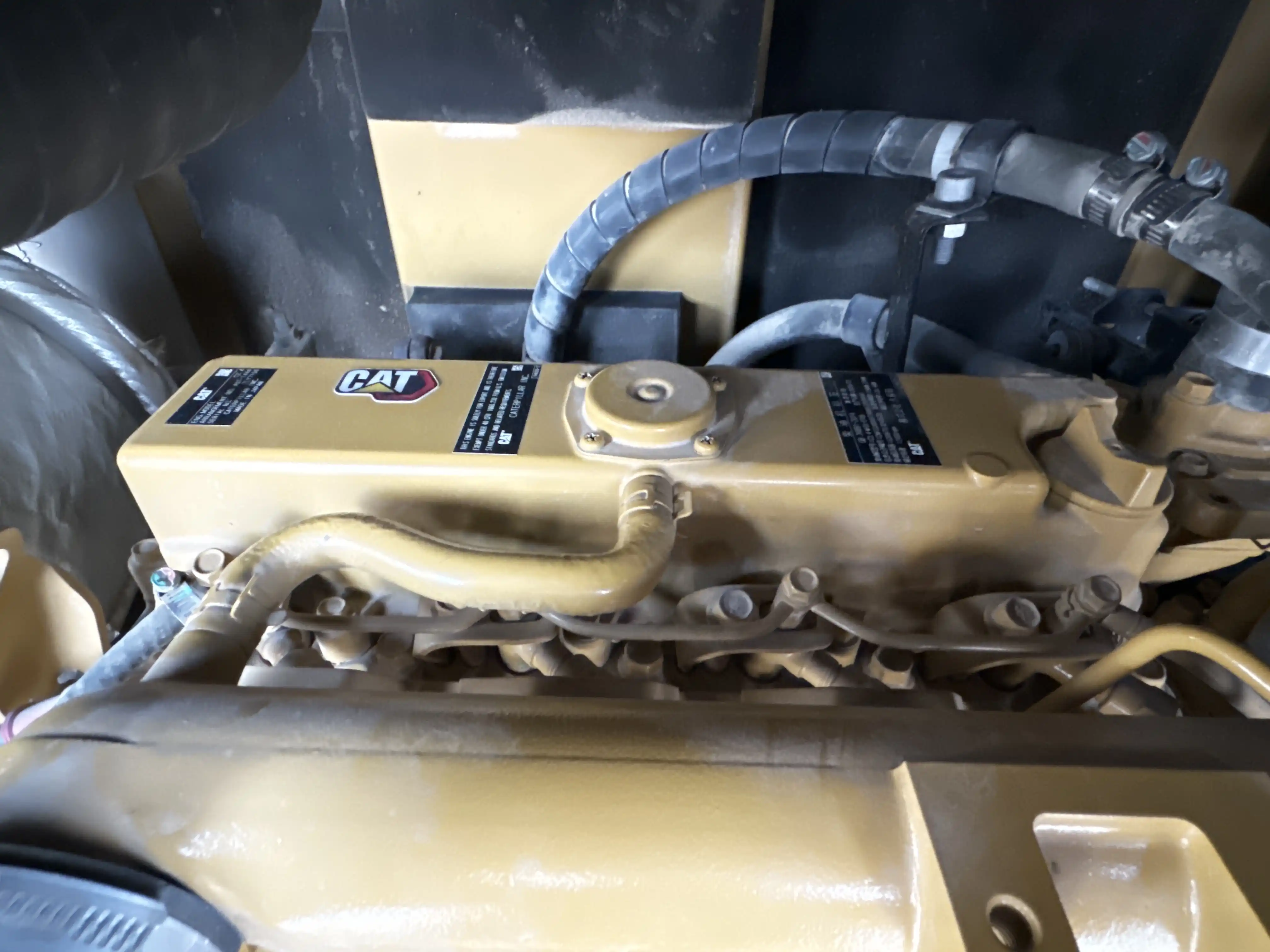 MNX-003-Cat-305.5E2-mini-excavator-inspection-engine-engine-oil-leaks-2