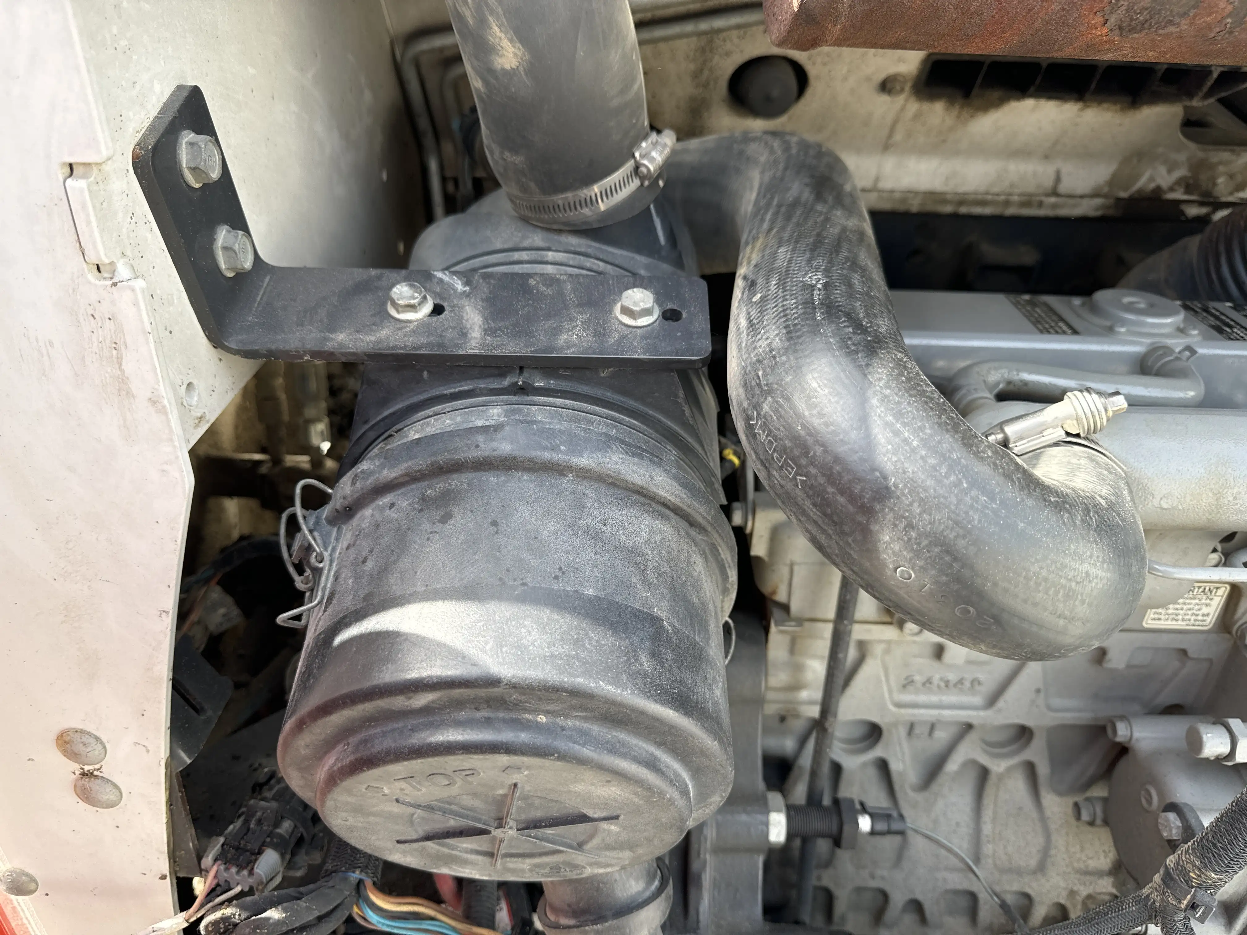 SSL-001-Bobcat-S510-skid-steer-loader-inspection-engine-air-intake-system-1