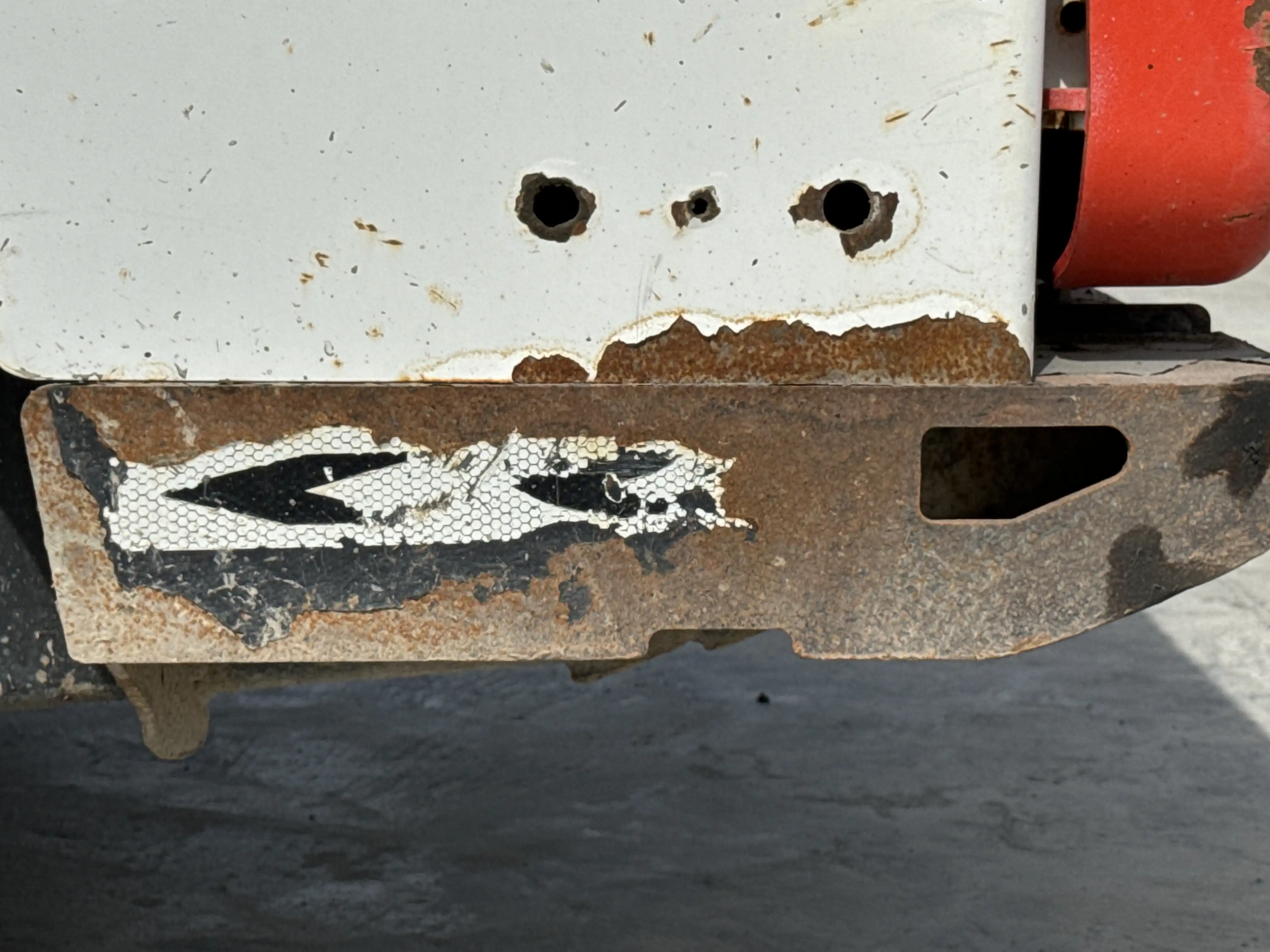 SSL-001-Bobcat-S510-skid-steer-loader-inspection-structure-paint-3