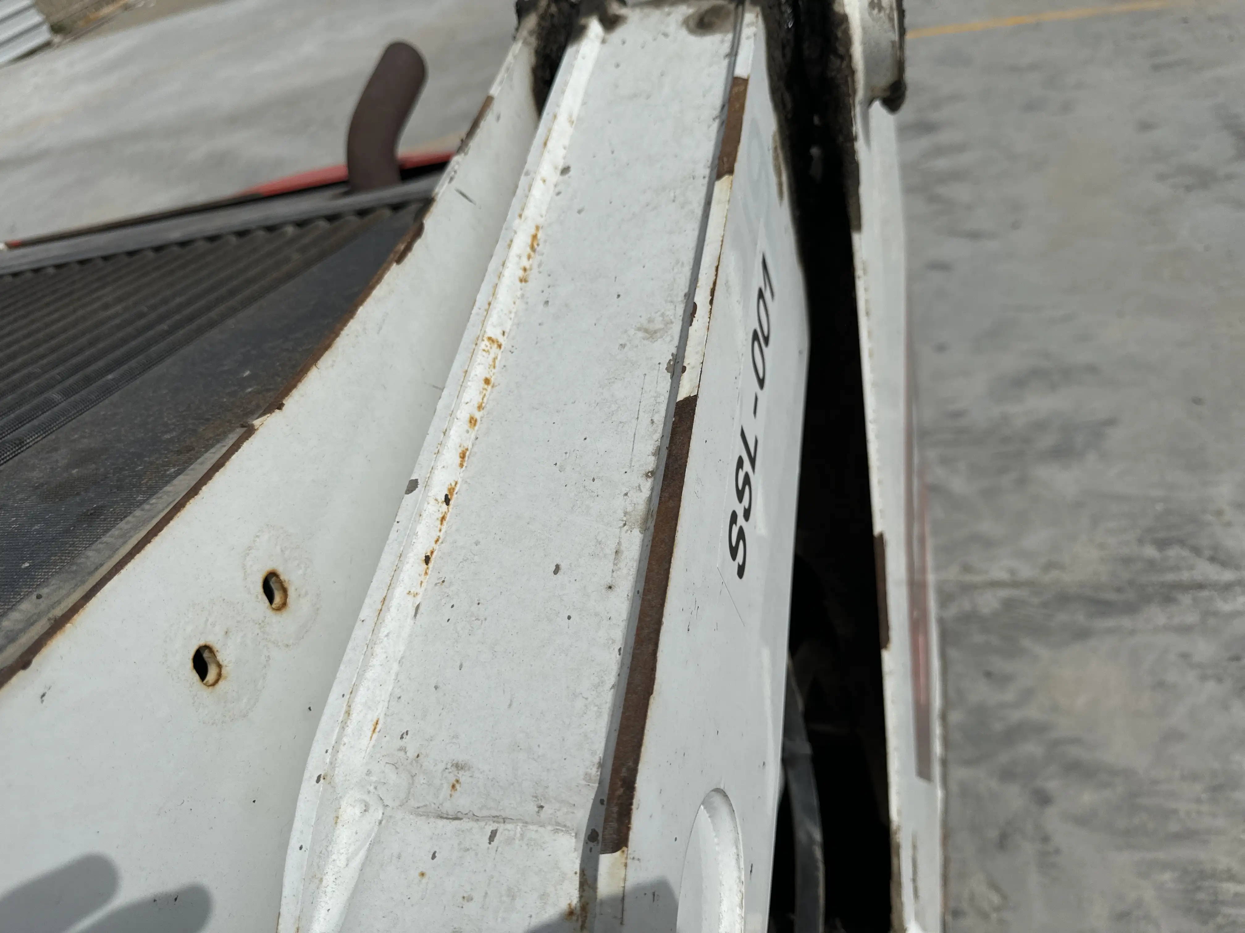SSL-001-Bobcat-S510-skid-steer-loader-inspection-structure-paint-8