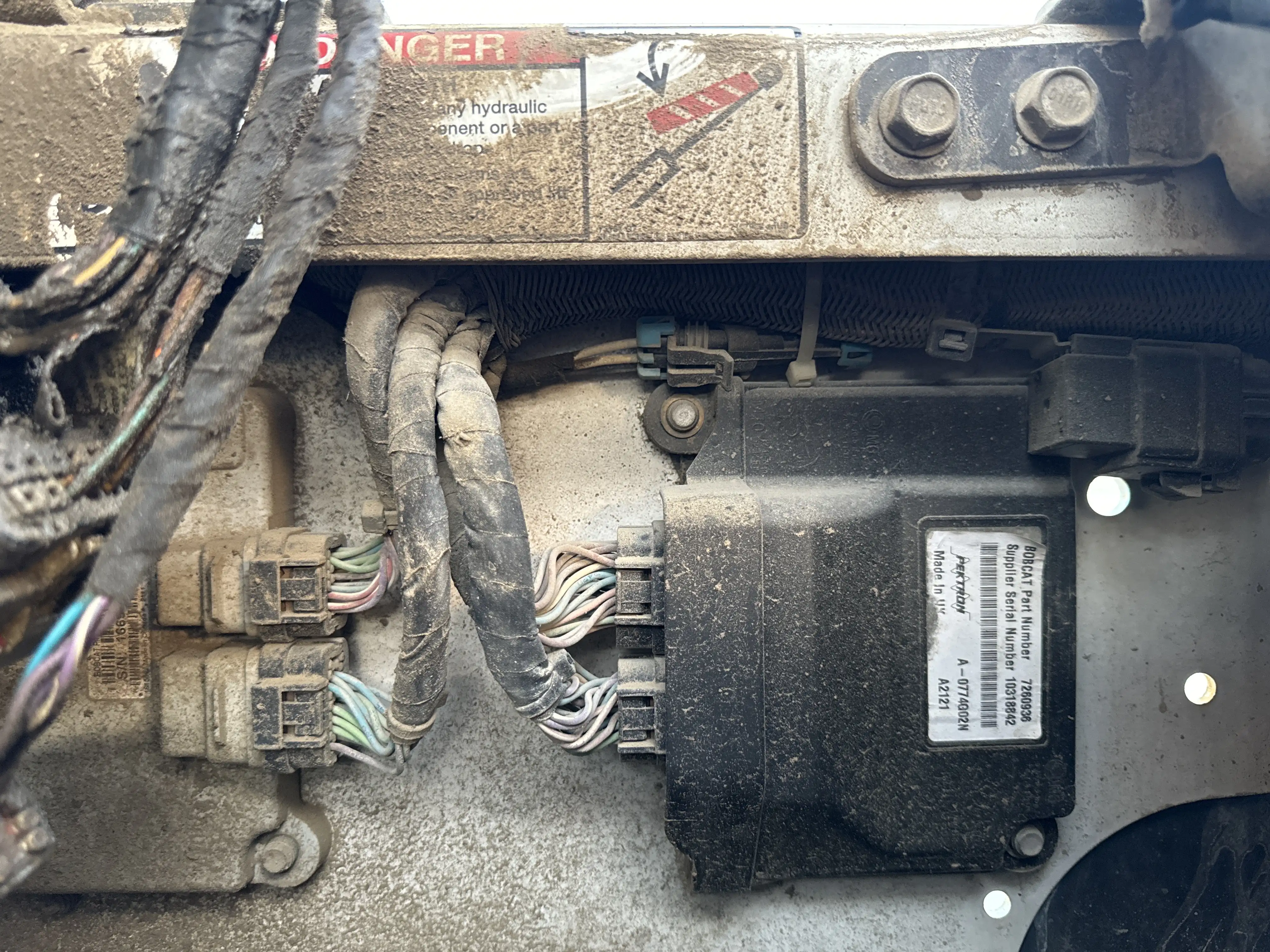 SSL-001-Bobcat-S510-skid-steer-loader-inspection-electronics-main-harness-5