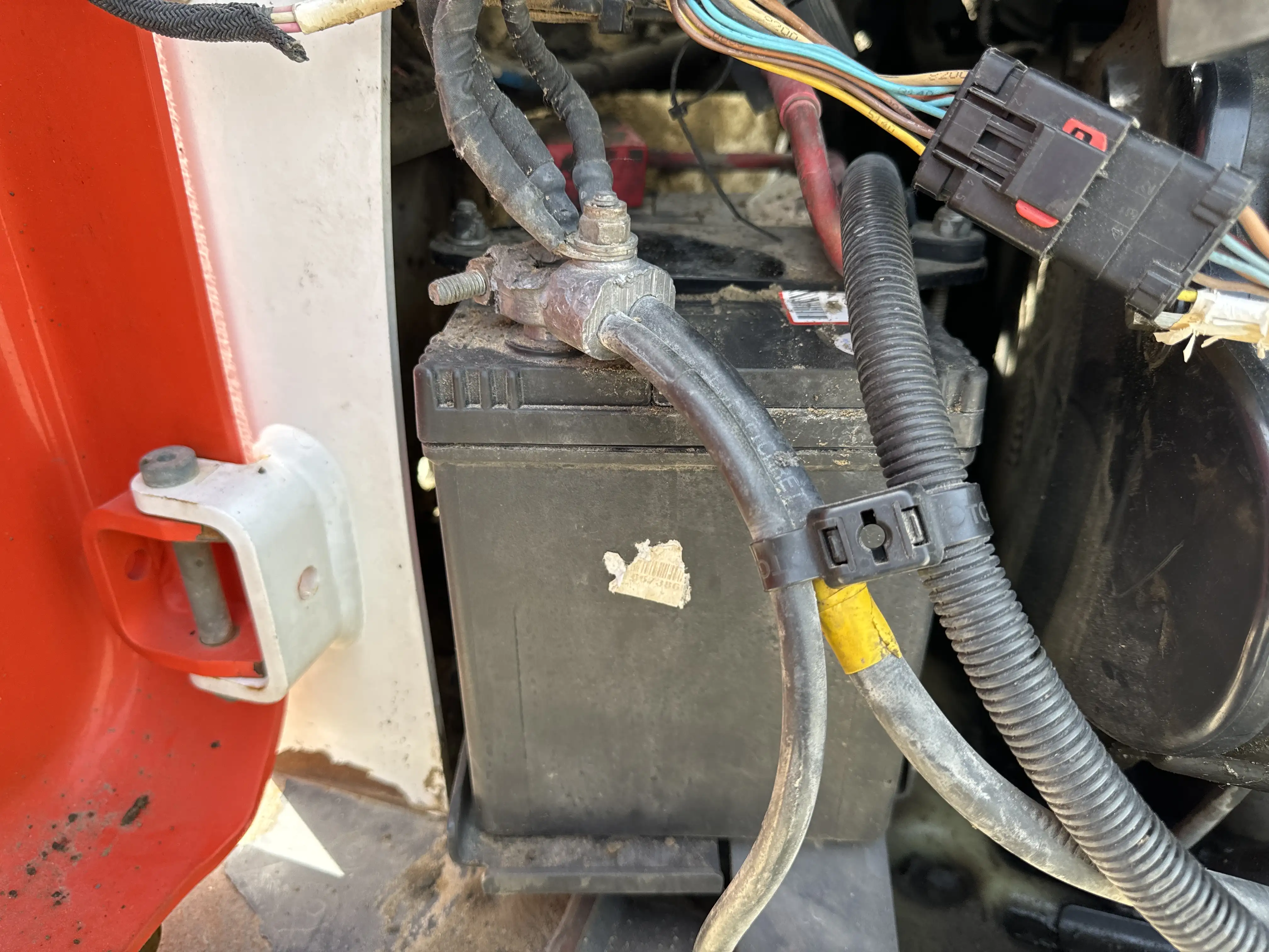 SSL-001-Bobcat-S510-skid-steer-loader-inspection-electronics-battery-1