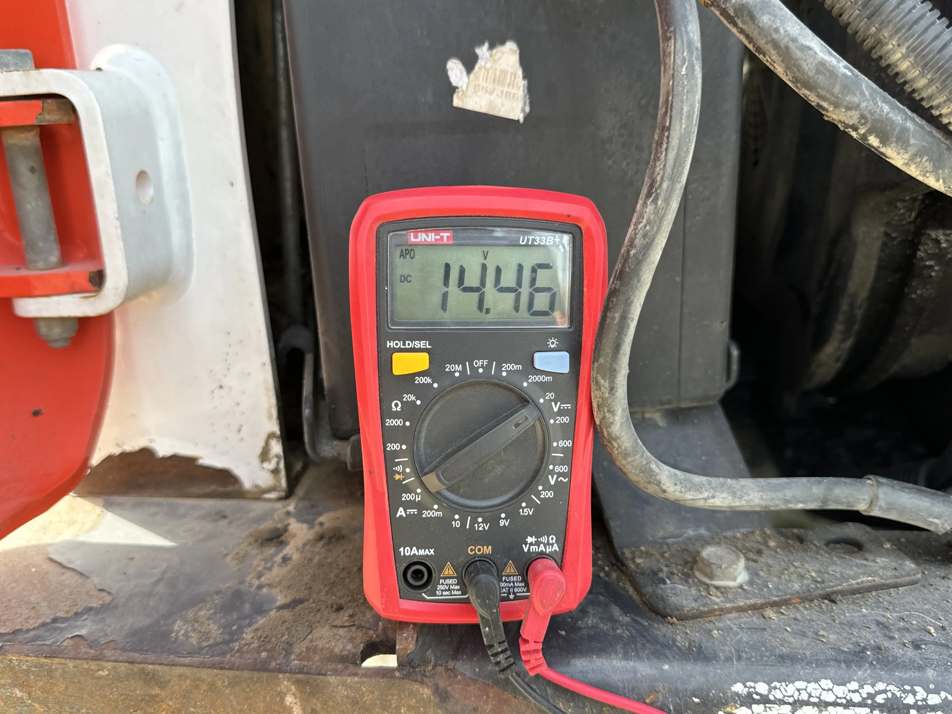 SSL-001-Bobcat-S510-skid-steer-loader-inspection-electronics-battery-3
