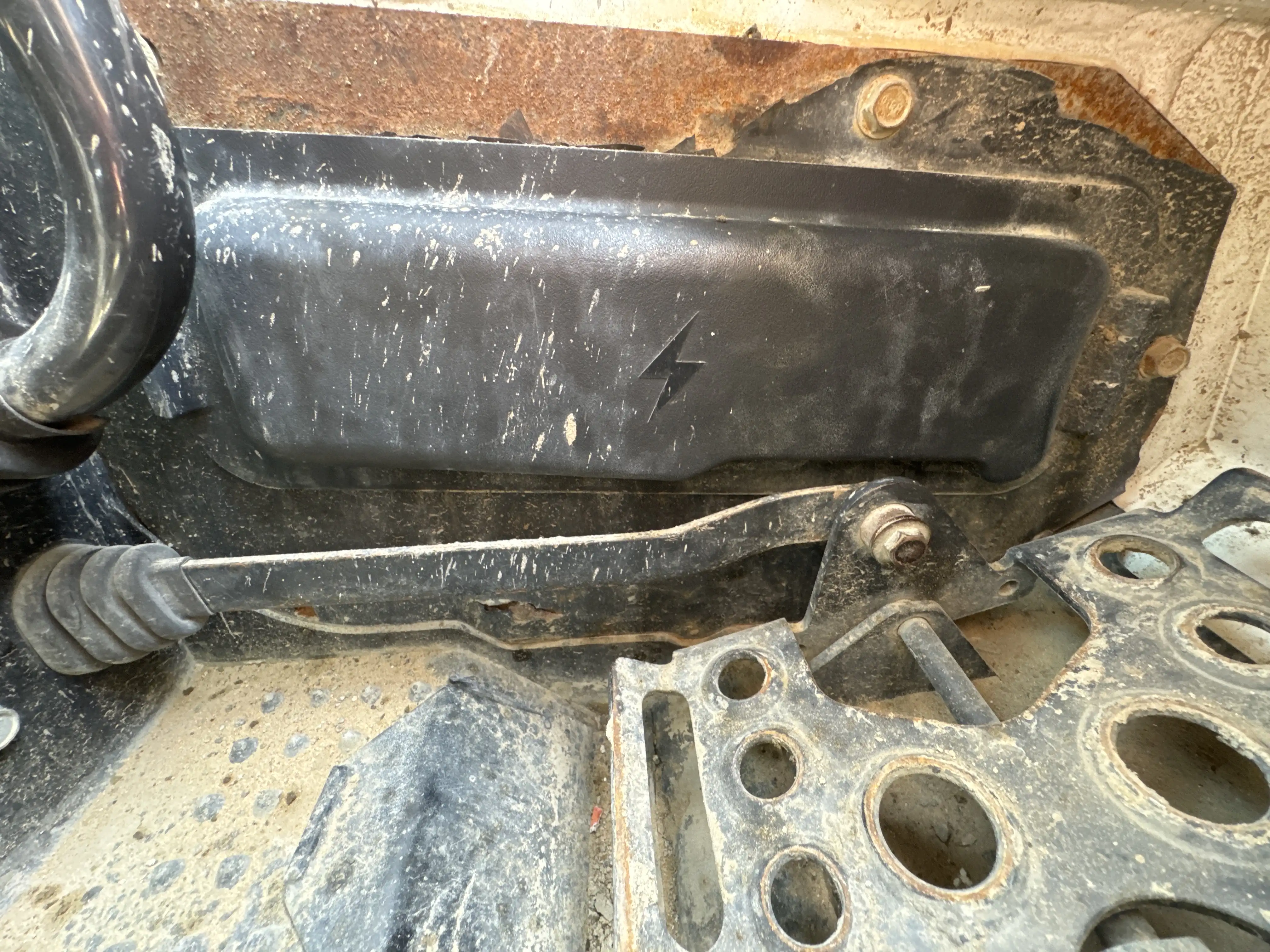 SSL-001-Bobcat-S510-skid-steer-loader-inspection-electronics-fuse-box-1