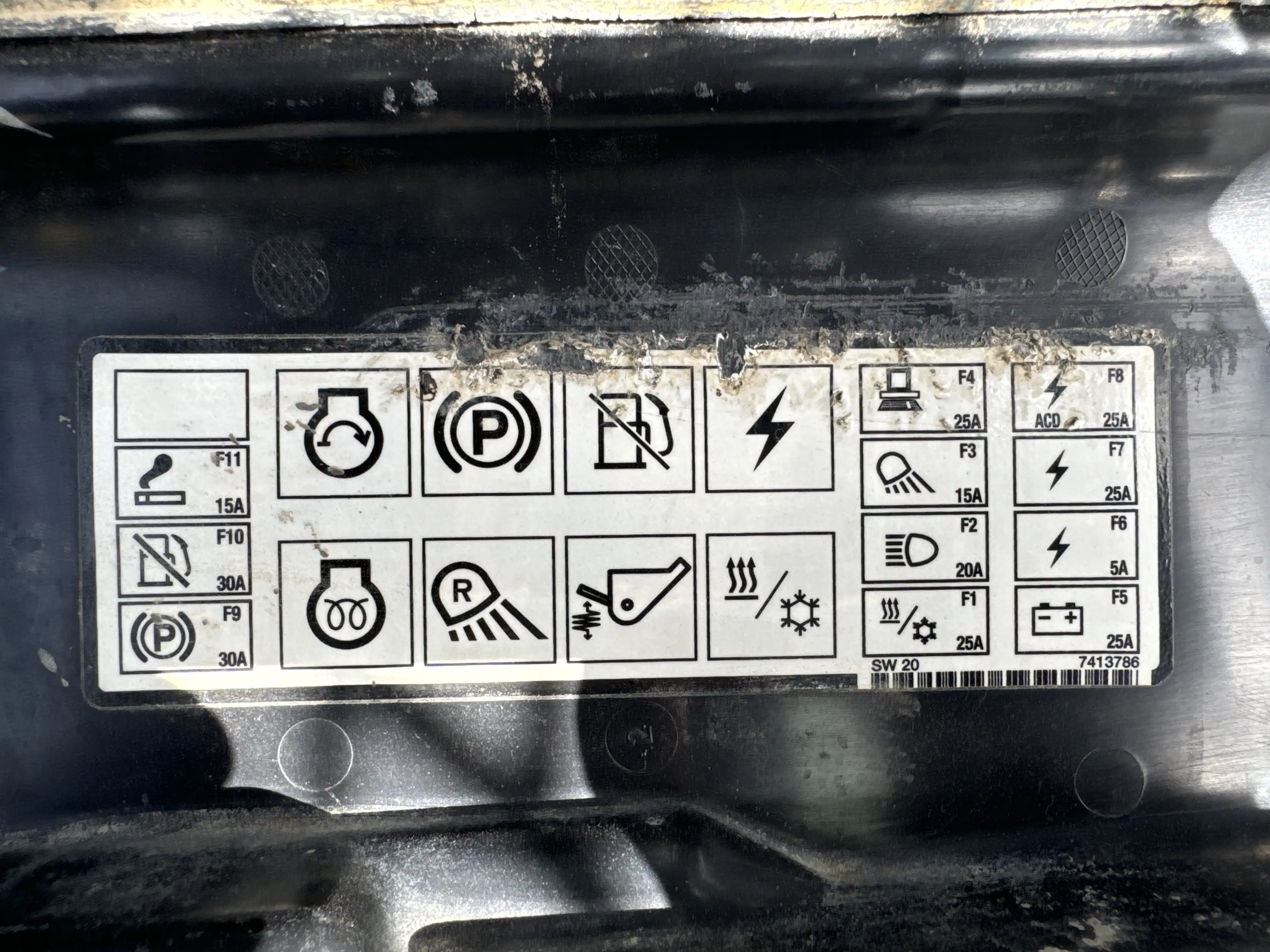 SSL-001-Bobcat-S510-skid-steer-loader-inspection-electronics-fuse-box-2