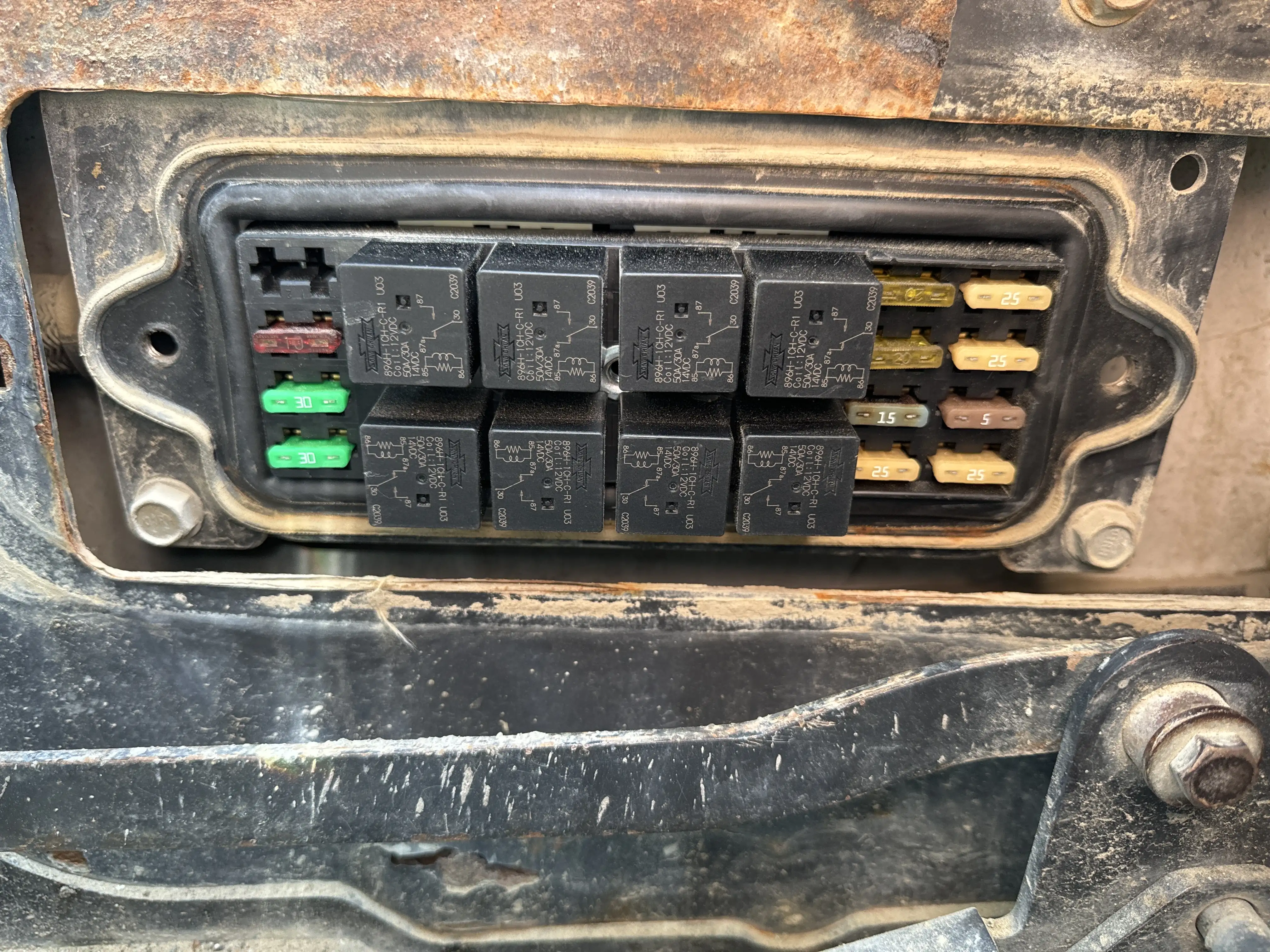 SSL-001-Bobcat-S510-skid-steer-loader-inspection-electronics-fuse-box-3