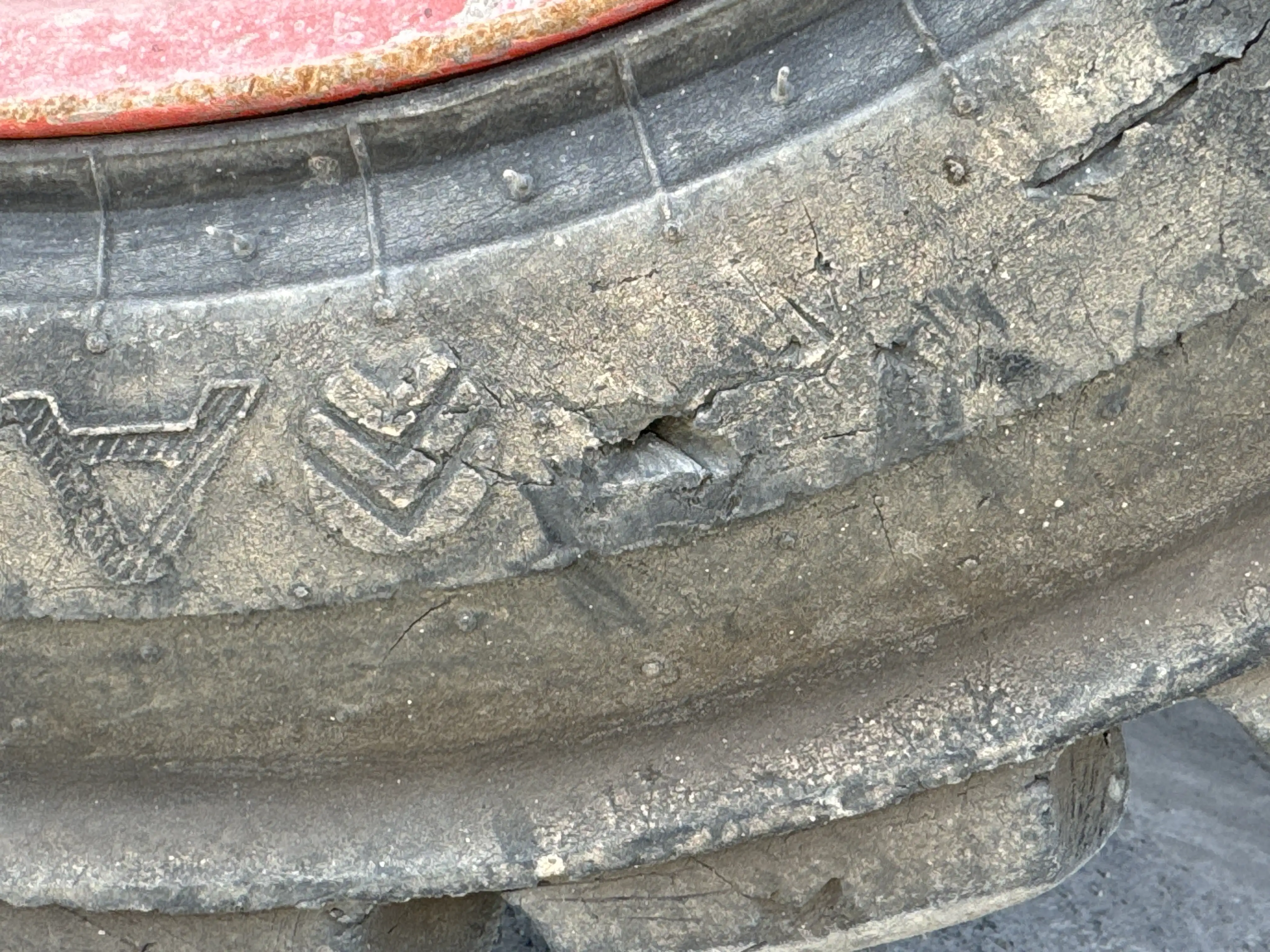 SSL-001-Bobcat-S510-skid-steer-loader-inspection-chassis-left-front-tire-wheel-hub-condition-1