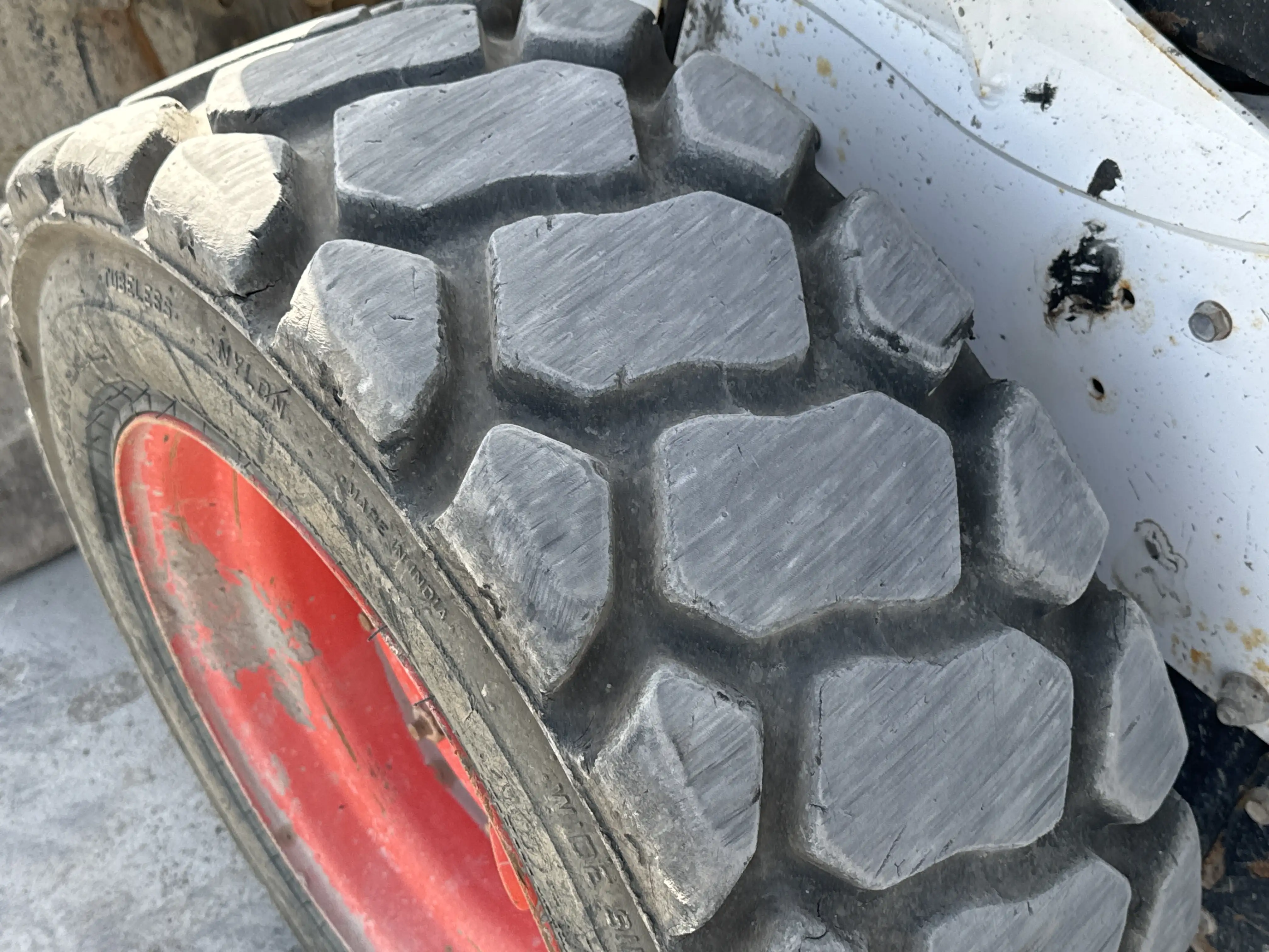 SSL-001-Bobcat-S510-skid-steer-loader-inspection-chassis-left-front-tire-wheel-hub-condition-2