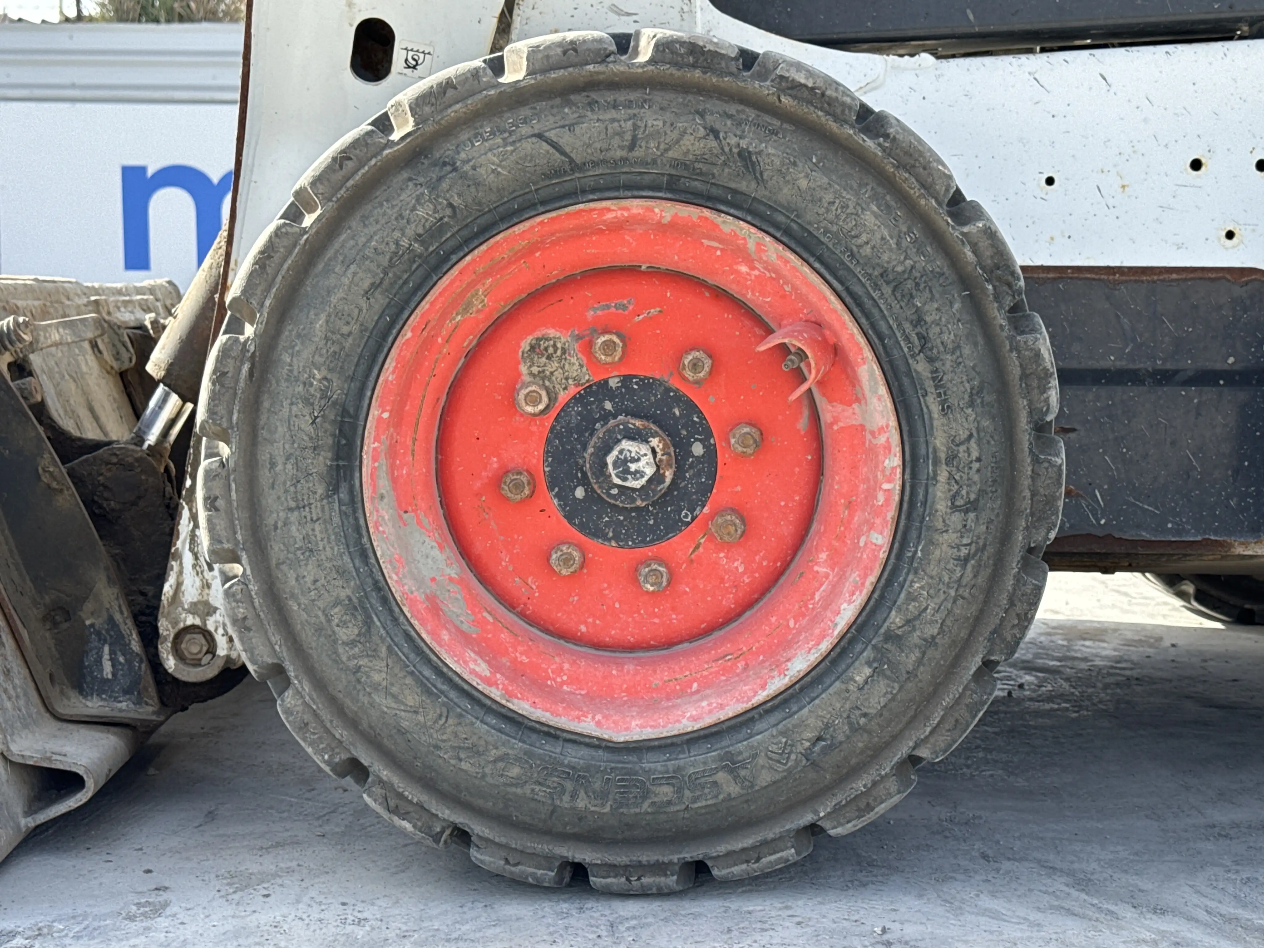 SSL-001-Bobcat-S510-skid-steer-loader-inspection-chassis-left-front-tire-wheel-hub-condition-3