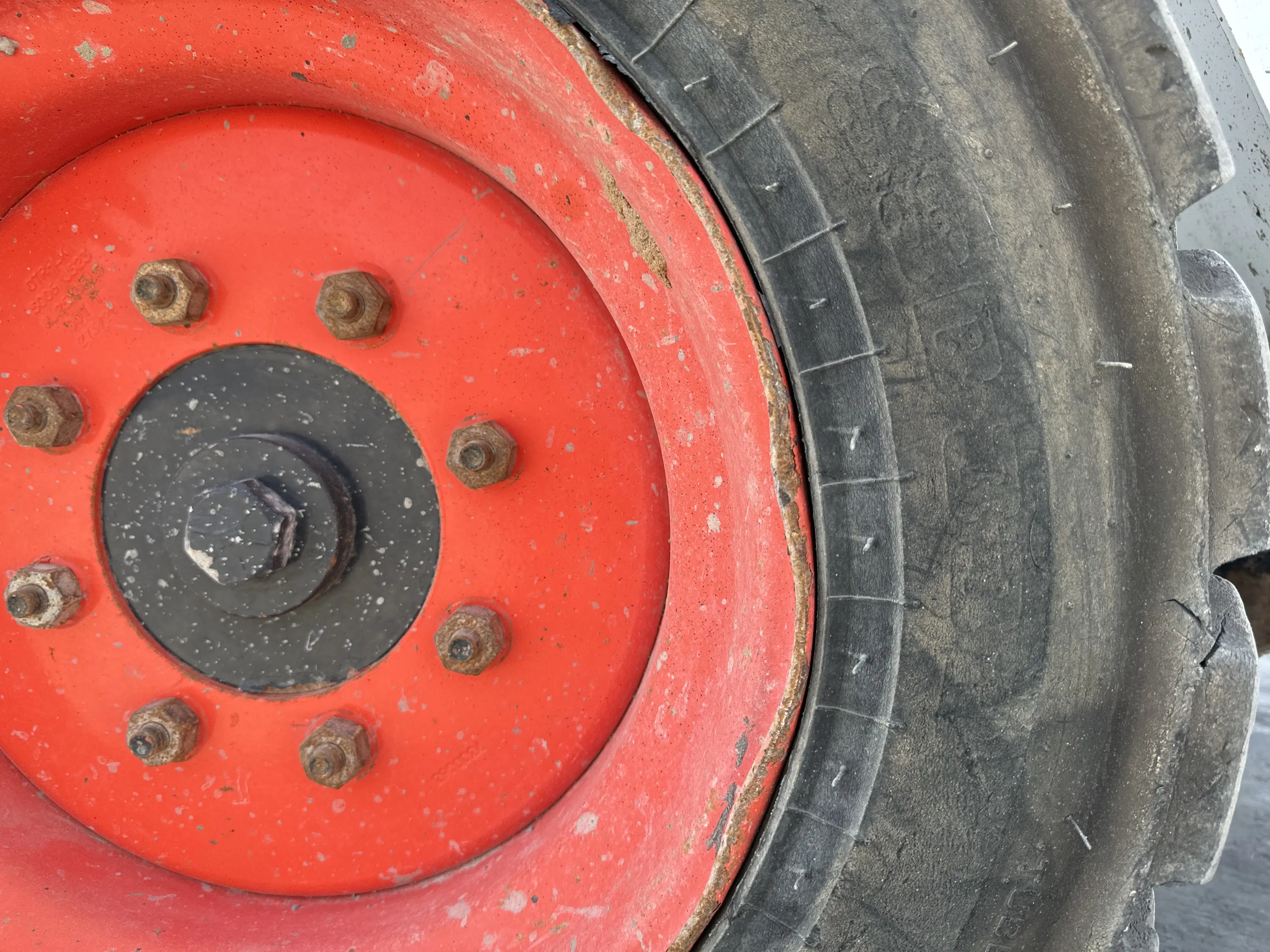SSL-001-Bobcat-S510-skid-steer-loader-inspection-chassis-left-rear-tire-wheel-hub-condition-1