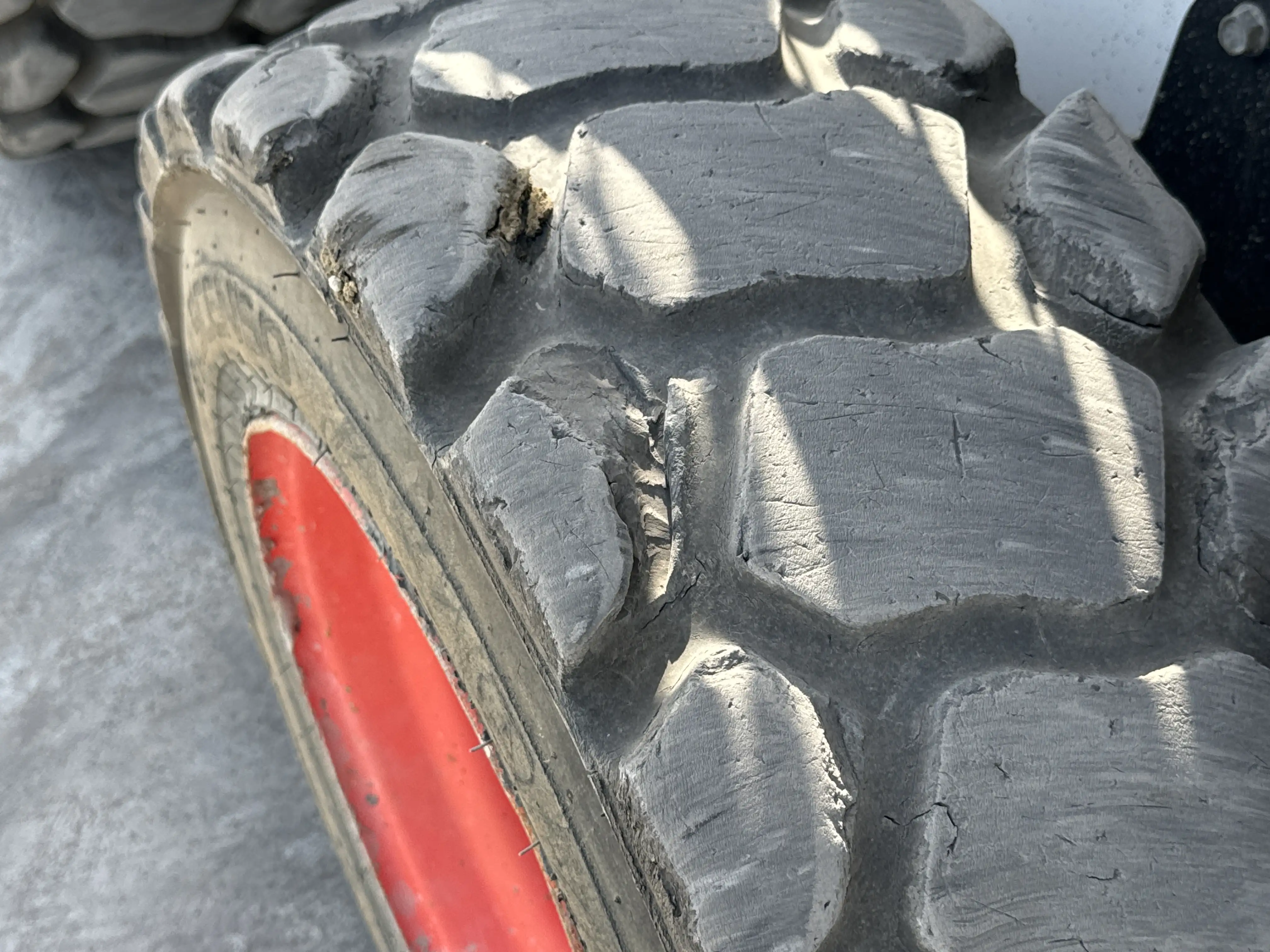 SSL-001-Bobcat-S510-skid-steer-loader-inspection-chassis-left-rear-tire-wheel-hub-condition-2